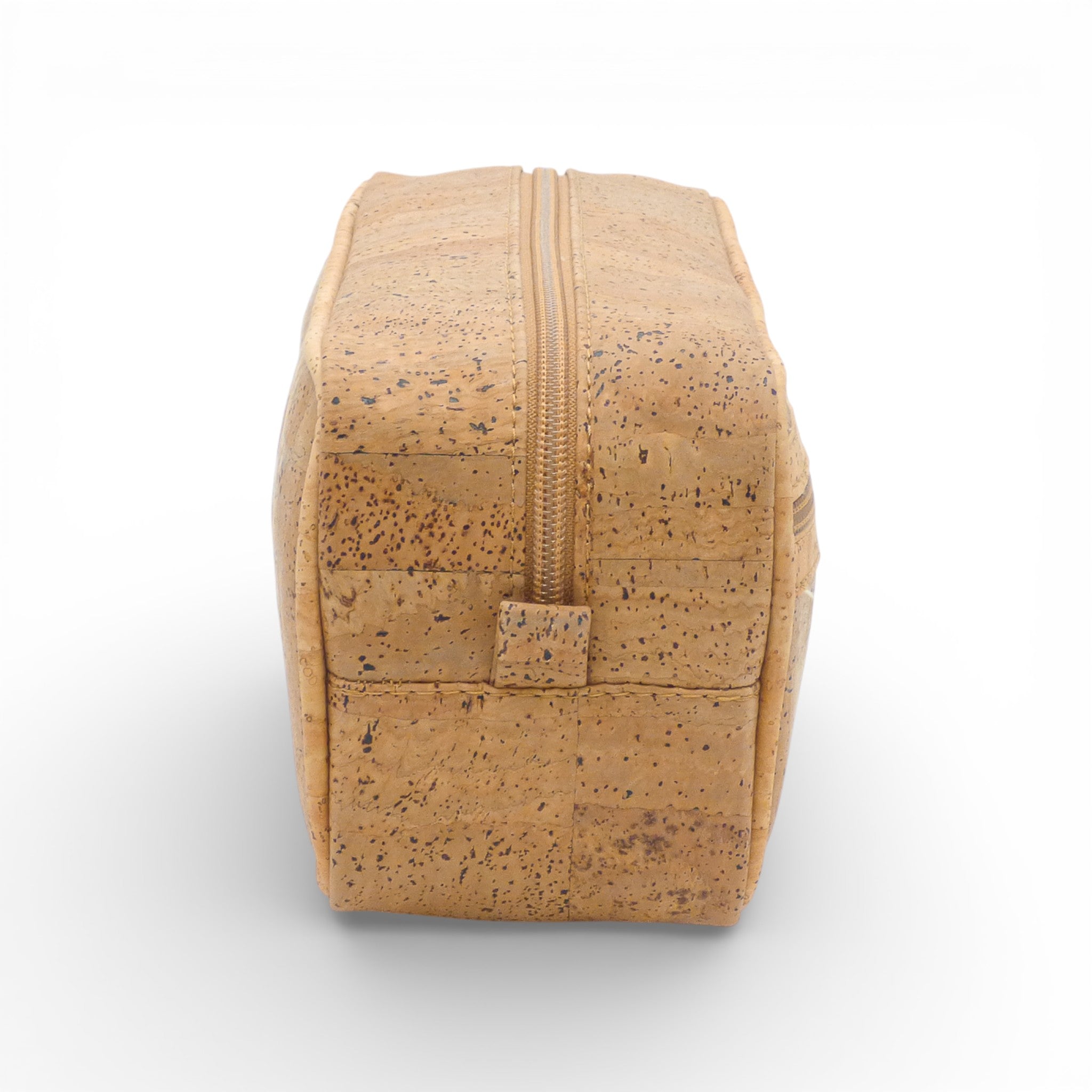 Trousse de Toilette "Voyageur" en Liège de Montado, montrant une texture naturelle et un design pratique pour les voyages.