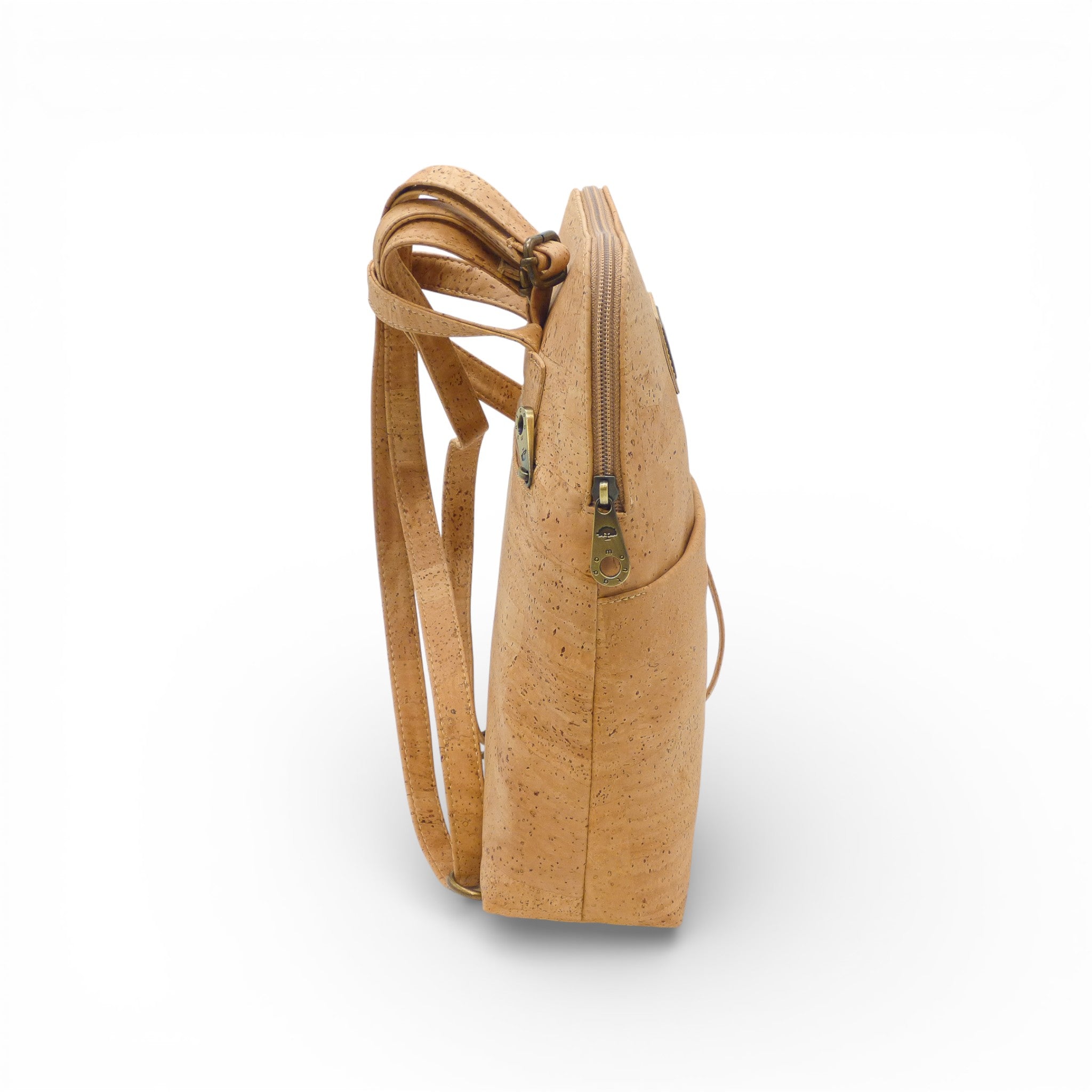 Profil d'un sac à dos compact en liège naturel uni — Montado, zip latéral, Portugal