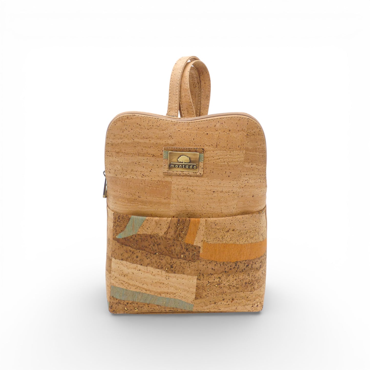 Sac à dos compact en liège Montado, affichant une texture naturelle et un design ergonomique, idéal pour un usage quotidien.