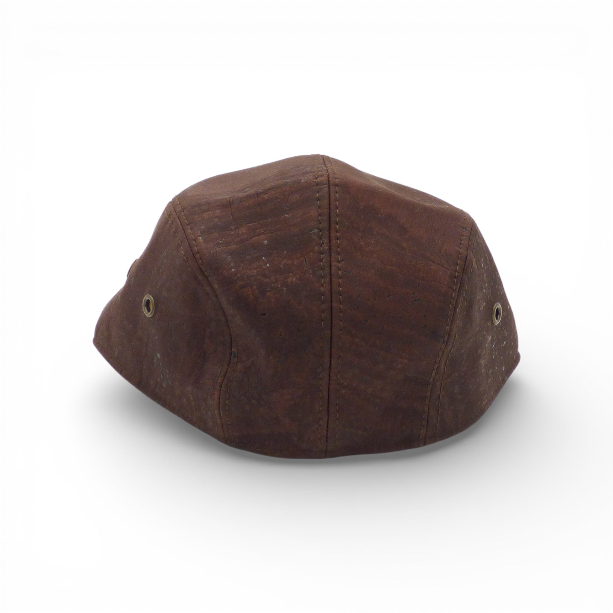Béret en liège posé sur surface en bois - matière naturelle imperméable