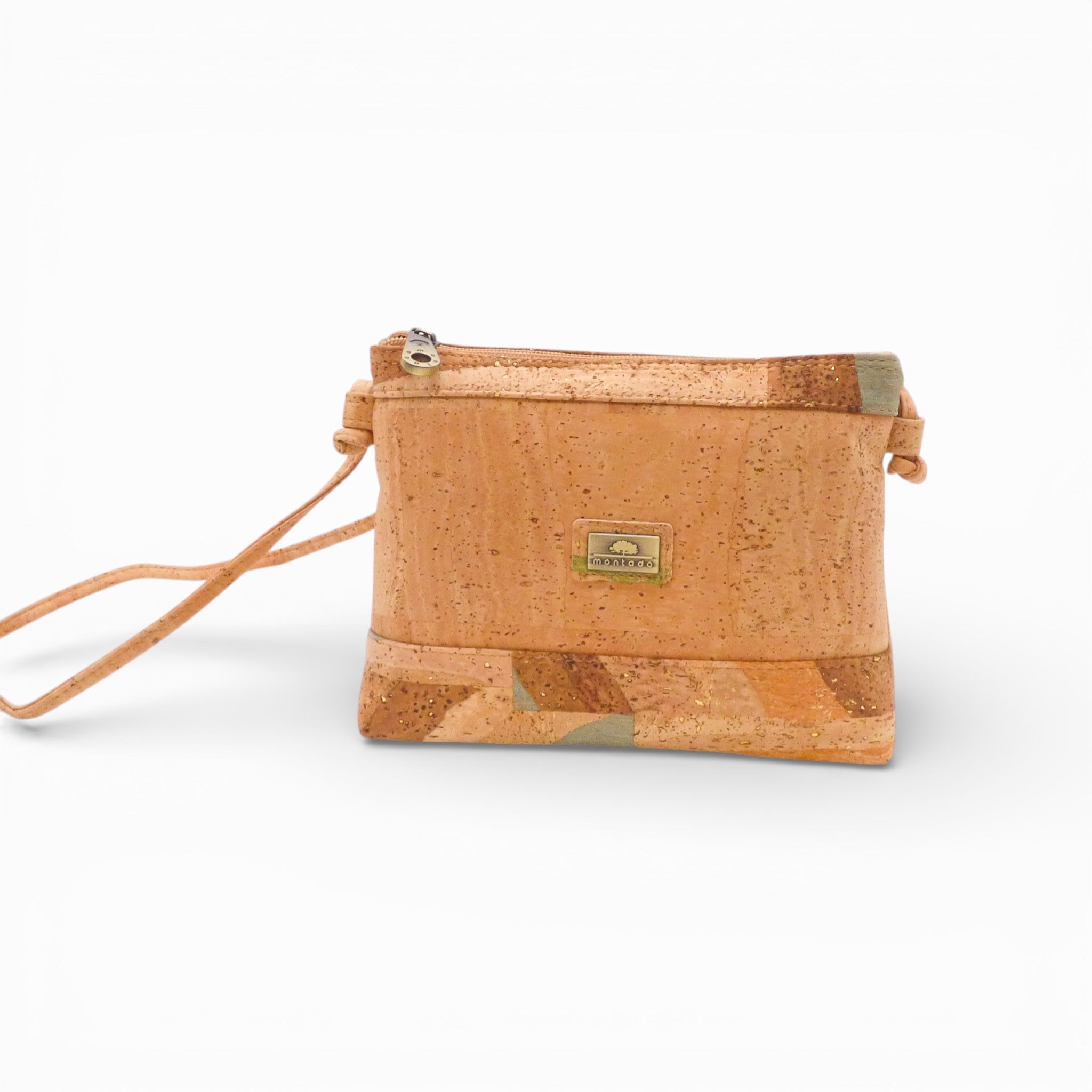 Pochette en liège naturel trois-quarts, bande basse motif camouflage — Montado, dragonne, Portugal