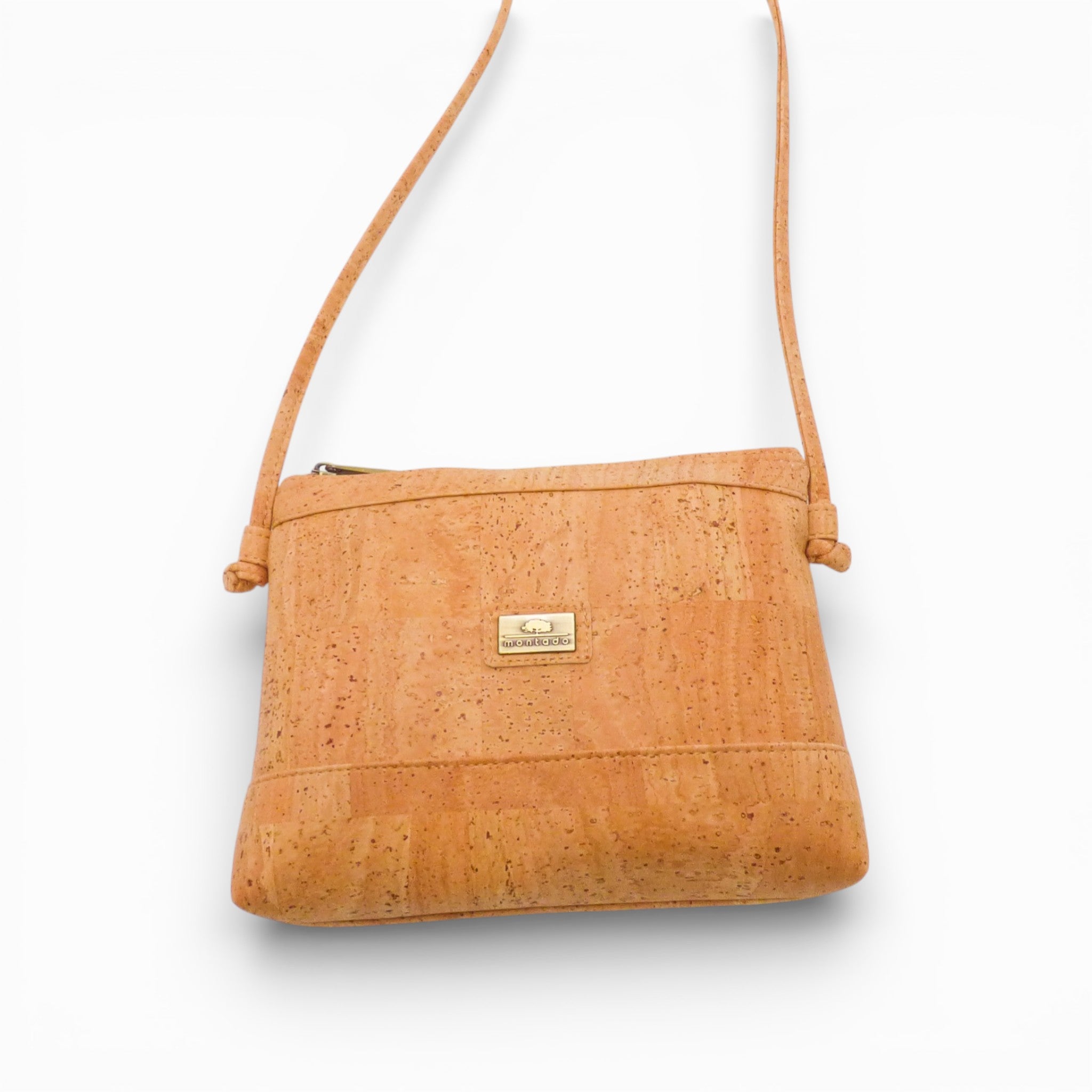 Pochette bandoulière en liège naturel uni — Montado, plaque métal, vue face, Portugal