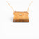 Face d'une pochette bandoulière en liège naturel — Montado, plaque logo, base mouchetée, Portugal