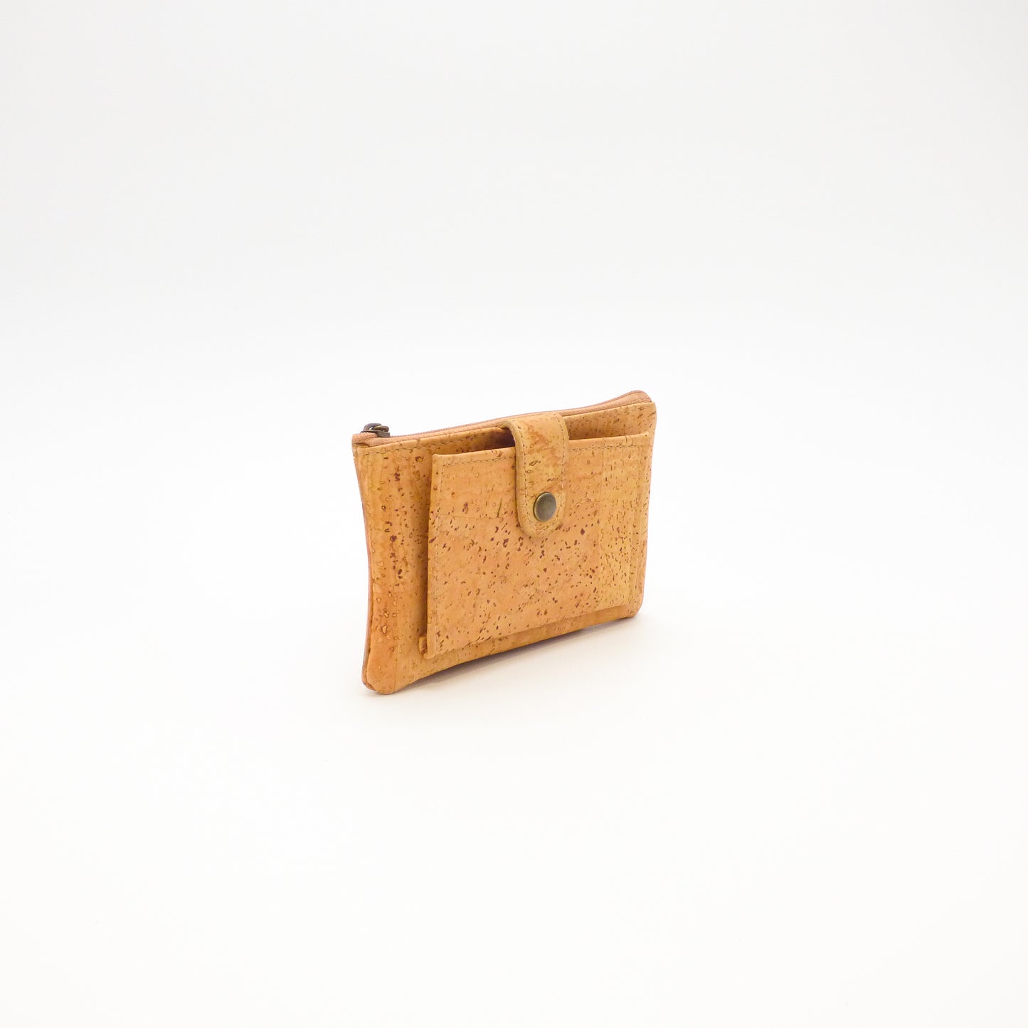 Petit porte-monnaie en liège Amador Varum avec compartiments pour cartes, affichant une texture naturelle et durable.