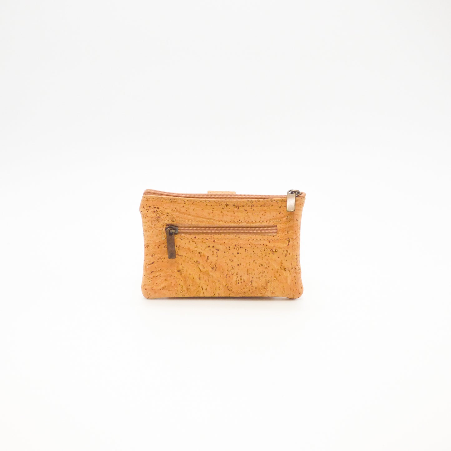 Petit porte-monnaie en liège Amador Varum avec compartiments pour cartes, présenté sur fond neutre.