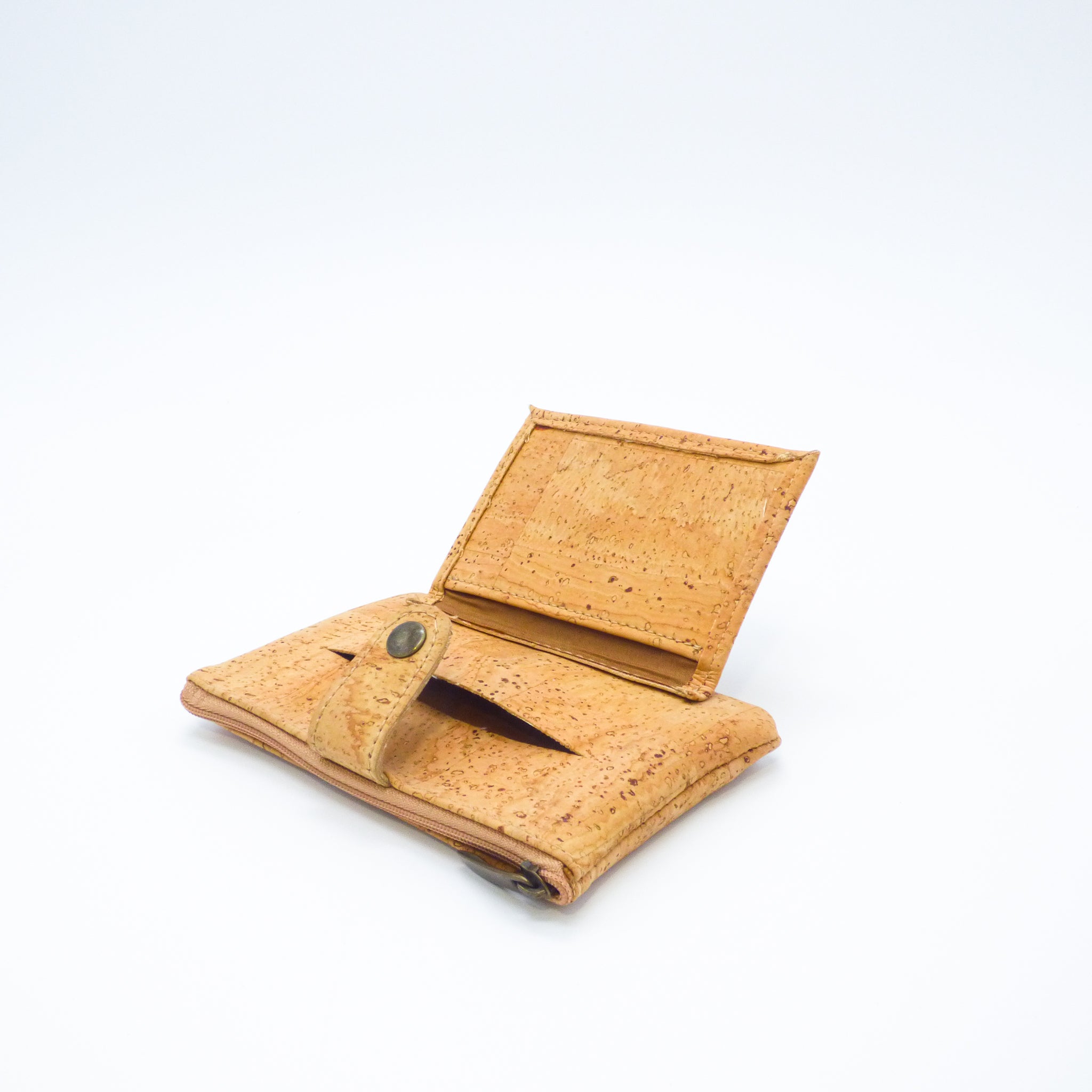 Petit porte-monnaie en liège Amador Varum, avec compartiments pour cartes, présenté sur un fond neutre.