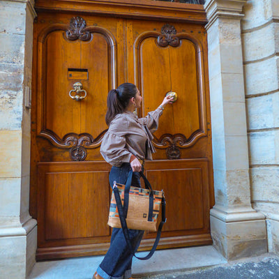Sac Fusion en liège imprimé géométrique multicolore porté épaule — Artipel, Portugal