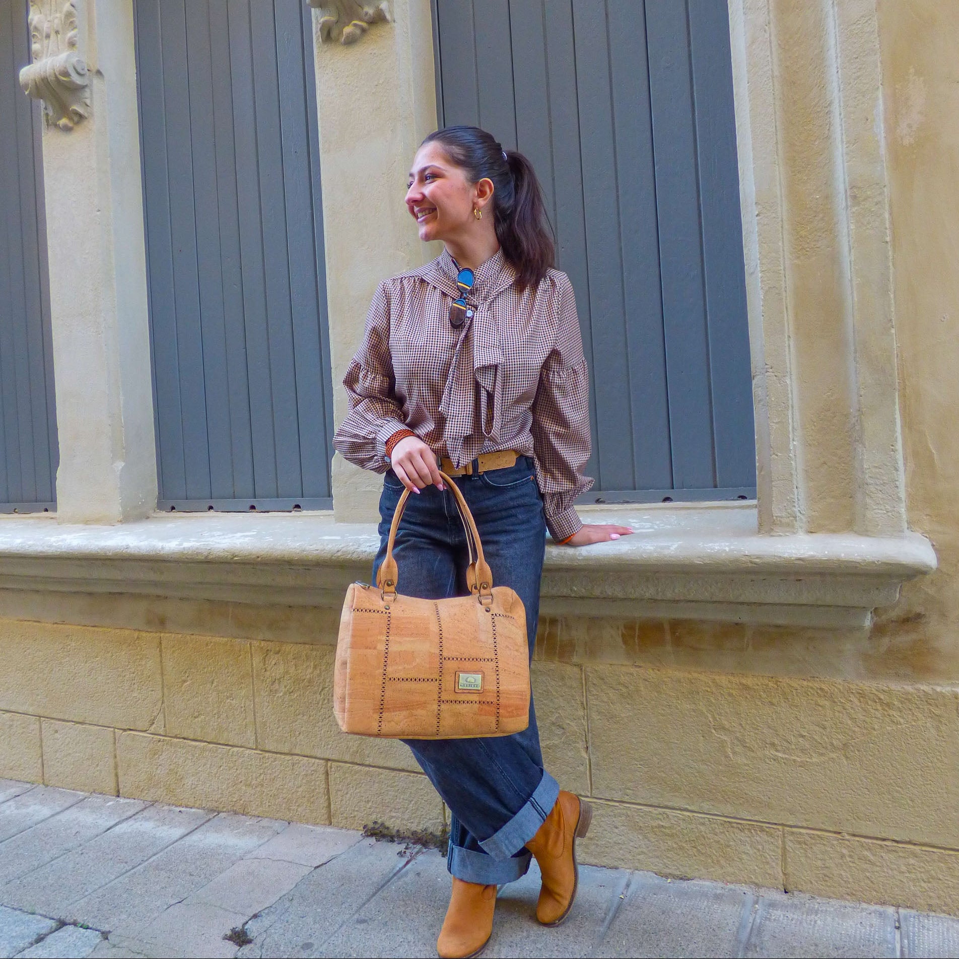 Sac quadrillé Montado en liège - porté main, vue lifestyle - Portugal