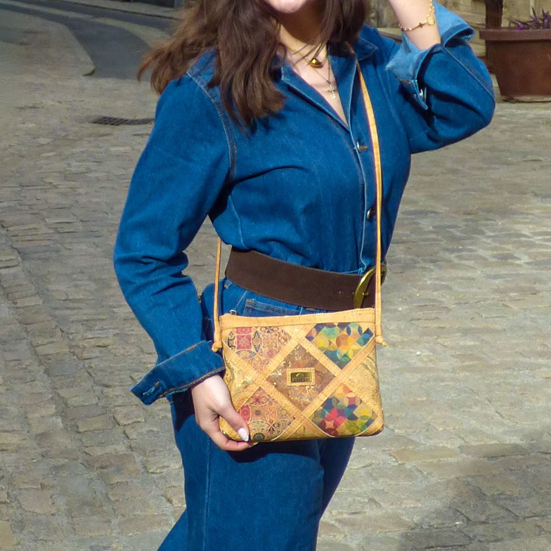 Sac bandoulière Mosaïque en liège patchwork coloré porté épaule — Montado, rue pavée, Portugal