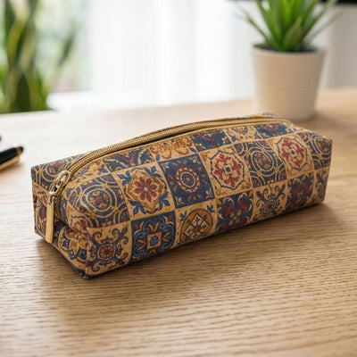Trousse Azulejos en liège du Portugal — Amador Varum motifs céramiques bleu rouge jaune