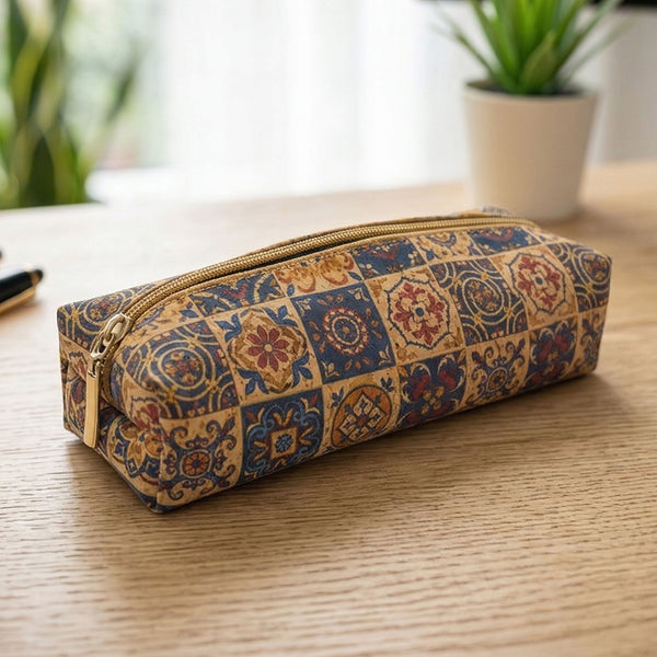 Trousse Azulejos Amador Varum en liège, motifs céramiques portugais bleu rouge jaune, vue de face.