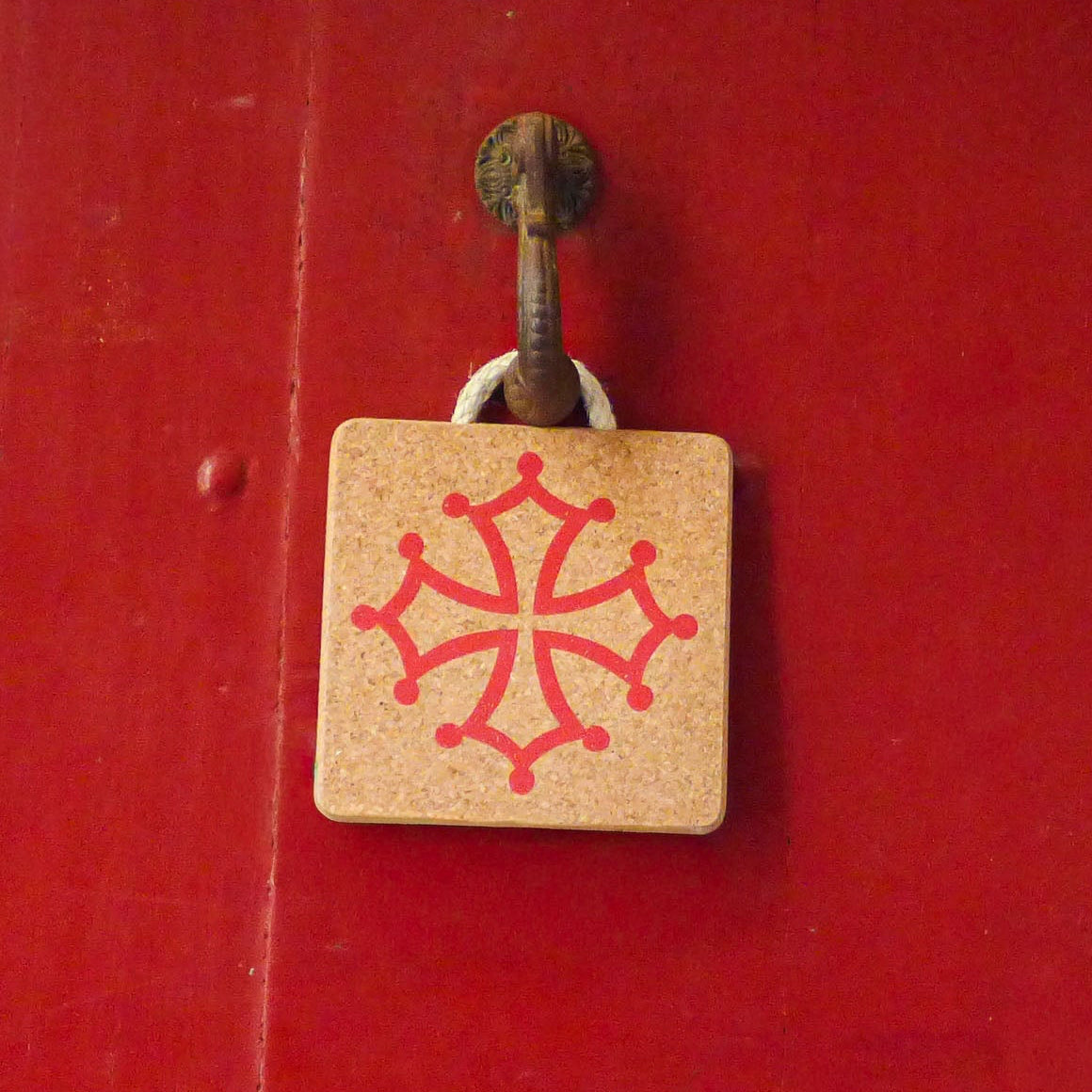 Dessous de plat carré en liège croix occitane rouge suspendu à un crochet — Viking, Portugal