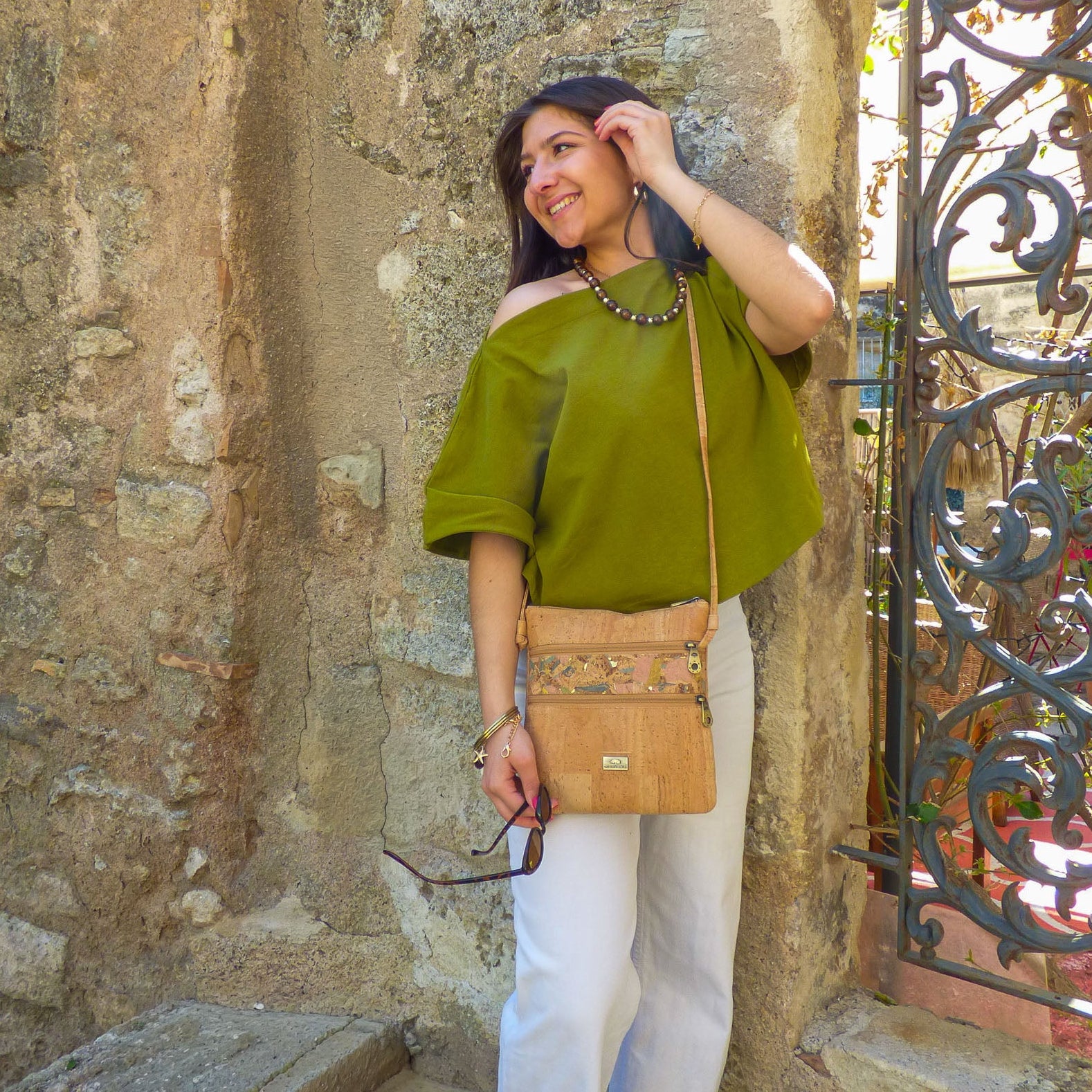 Sac bandoulière compact Bandeau Montado en liège - porté, pochette légère - Portugal