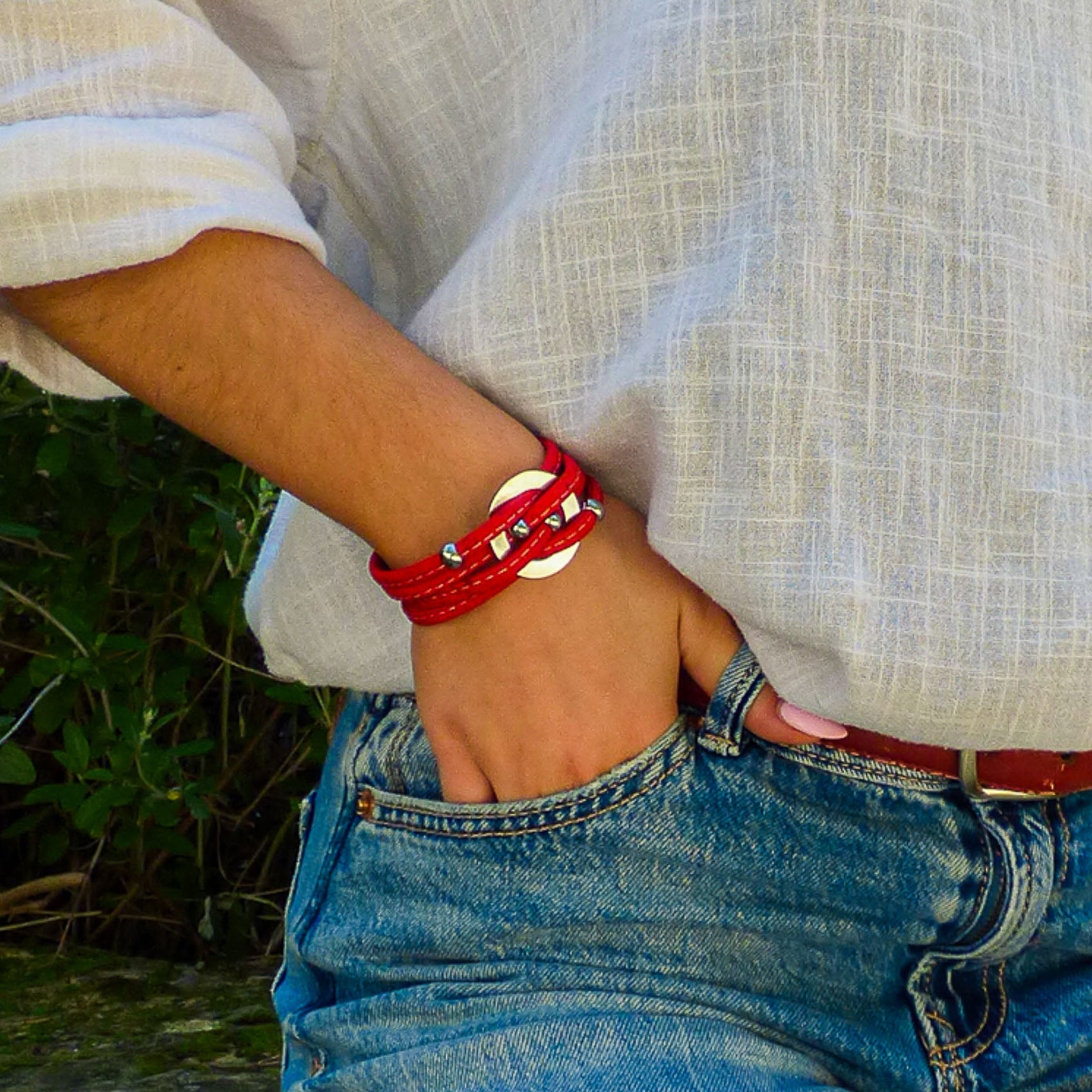 Bracelet multi-rangs en liège rouge porté au poignet — Cork Colors, médaillon argent, Portugal