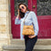 Sac bandoulière Nœud Montado en liège - porté, vue lifestyle - Portugal