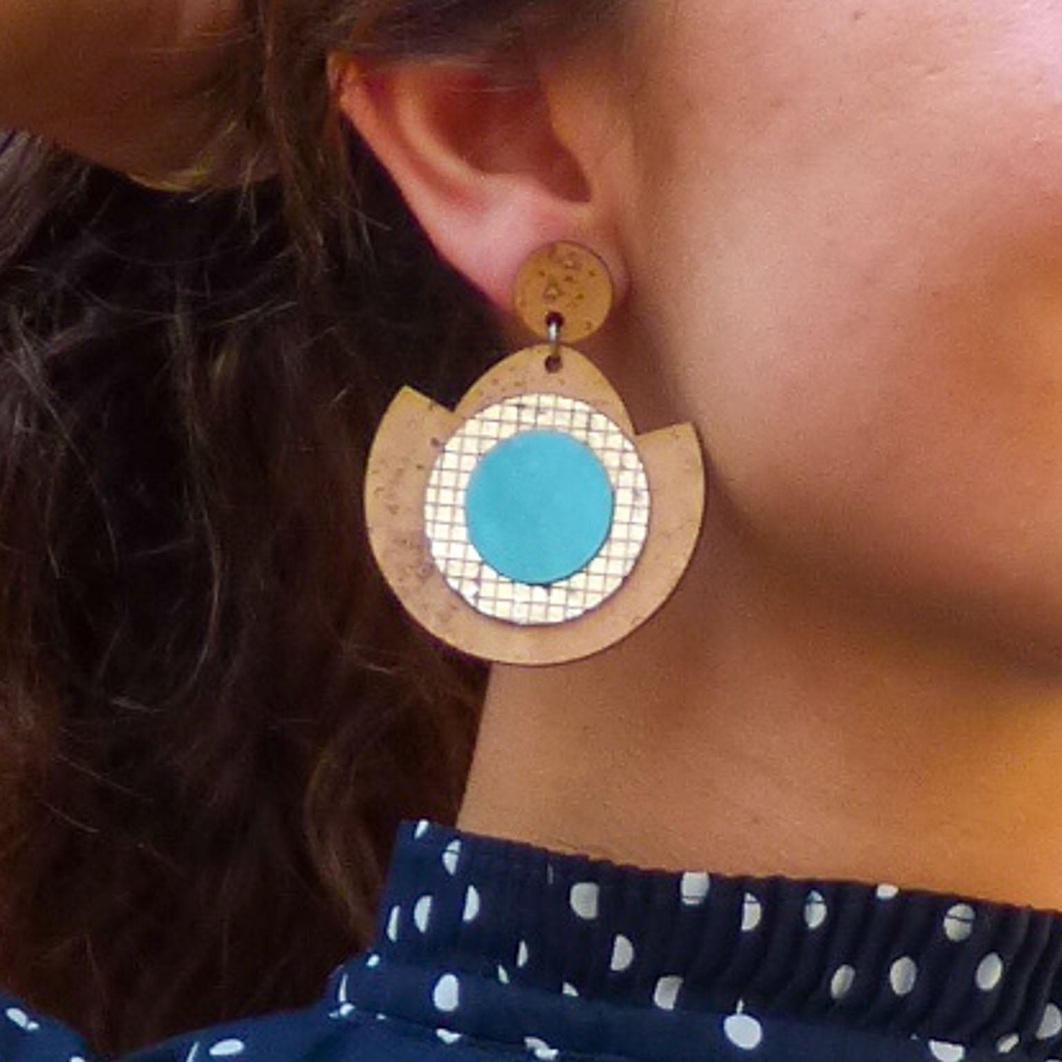 Boucles pendantes en liège, disque turquoise, portées à l'oreille — Artipel, Geometric, Portugal