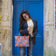 Petit sac modulable en liège imprimé floral orange et bleu porté main — Artipel, Portugal