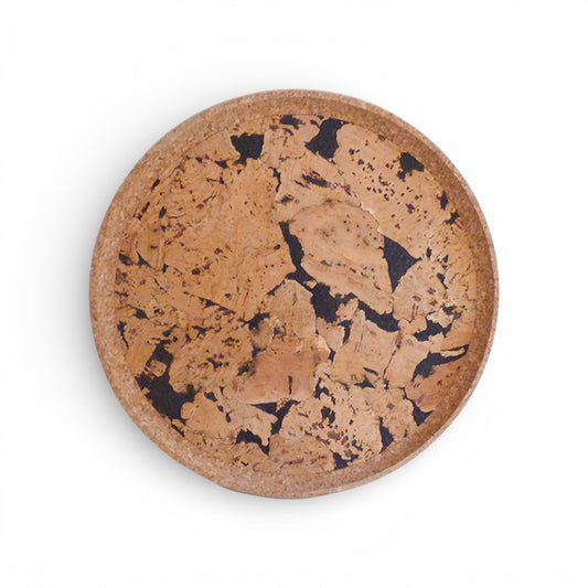 Plateau rond en liège naturel noir de Viking, élégant art de la table pour servir avec style.