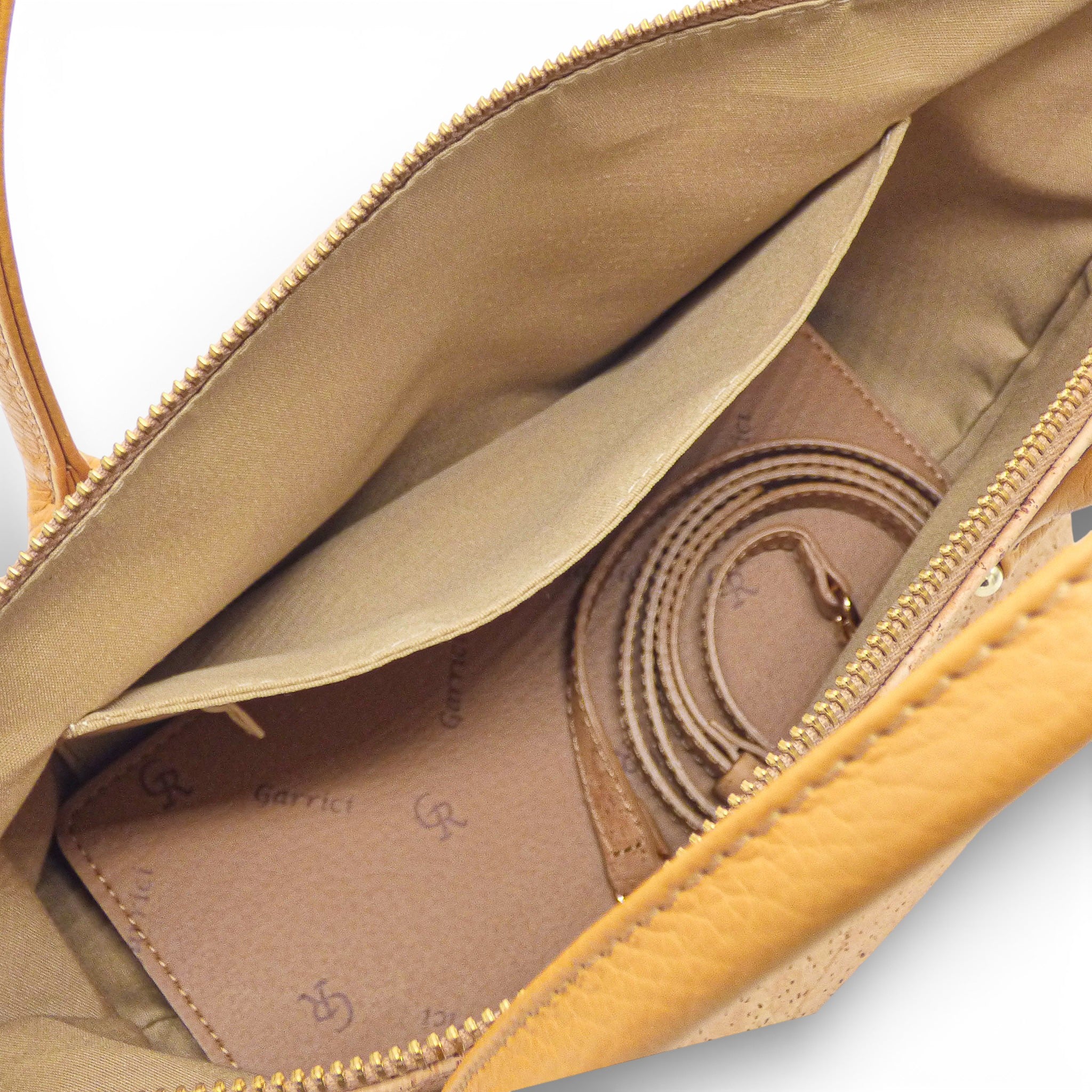 Intérieur du sac modulable en liège, doublure beige et bandoulière amovible — Artipel, marque Garrici, Portugal