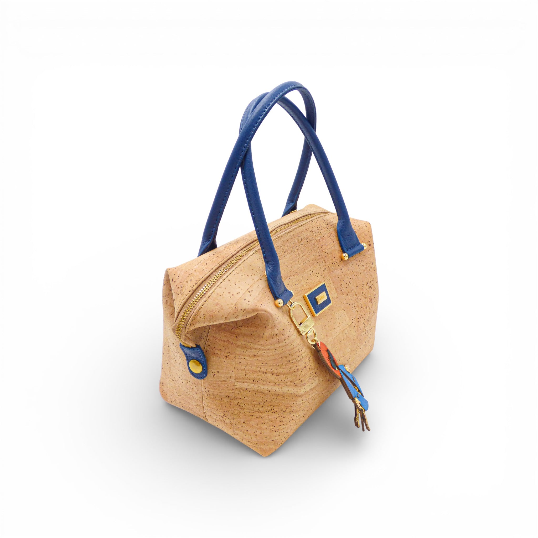 Sac modulable en liège naturel ouvert, vue trois-quarts — Artipel, breloque poupée, zip doré, Portugal