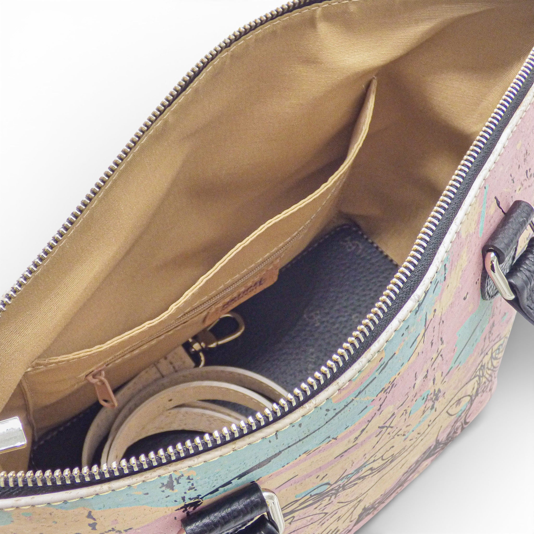 Intérieur d'un sac en liège marbré pastel anses noires — Artipel, doublure beige, Portugal