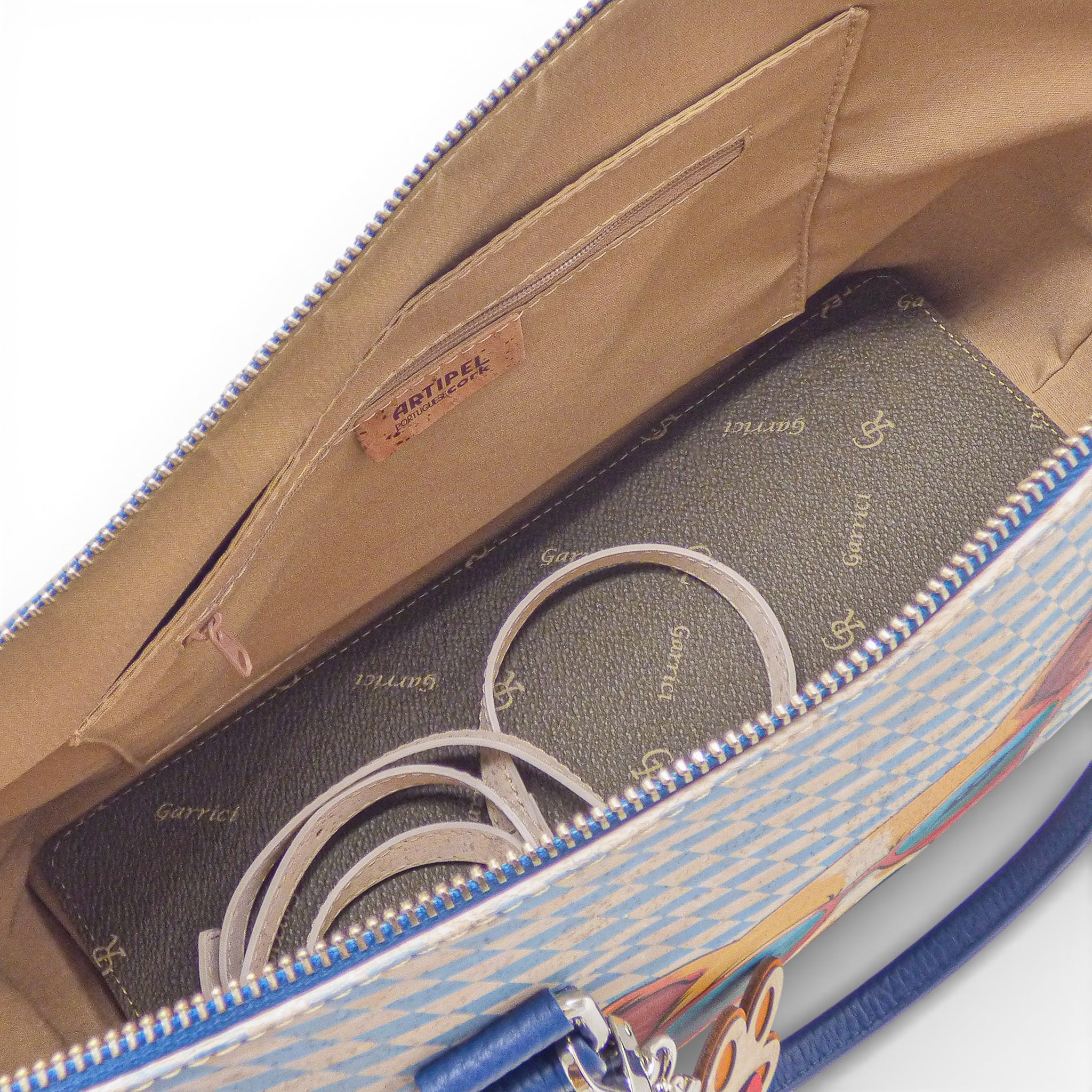 Intérieur d'un sac Artipel en liège, doublure beige et portefeuille — étiquette Artipel, Portugal