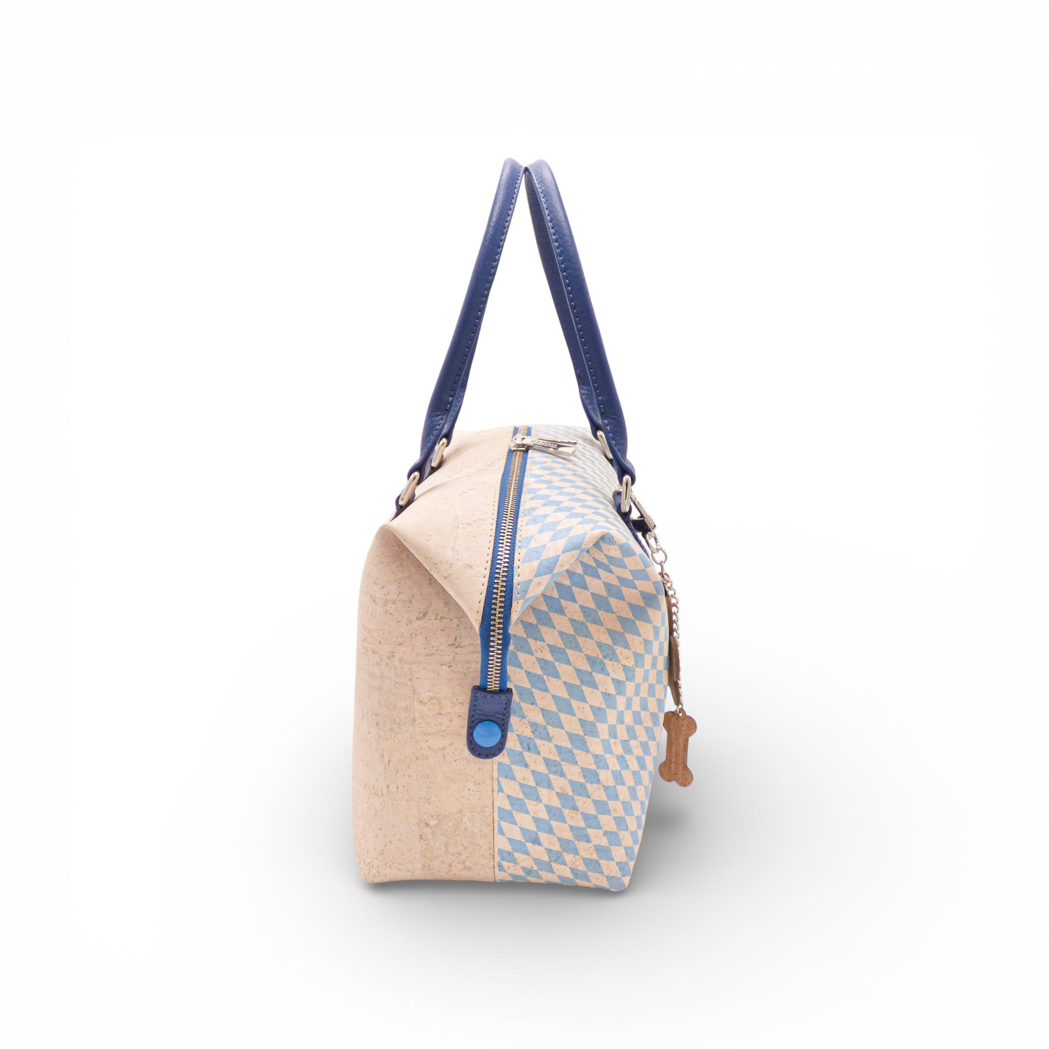 Profil d'un sac en liège à losanges bleu et crème — Artipel, anse bleu roi, zip latéral, Portugal