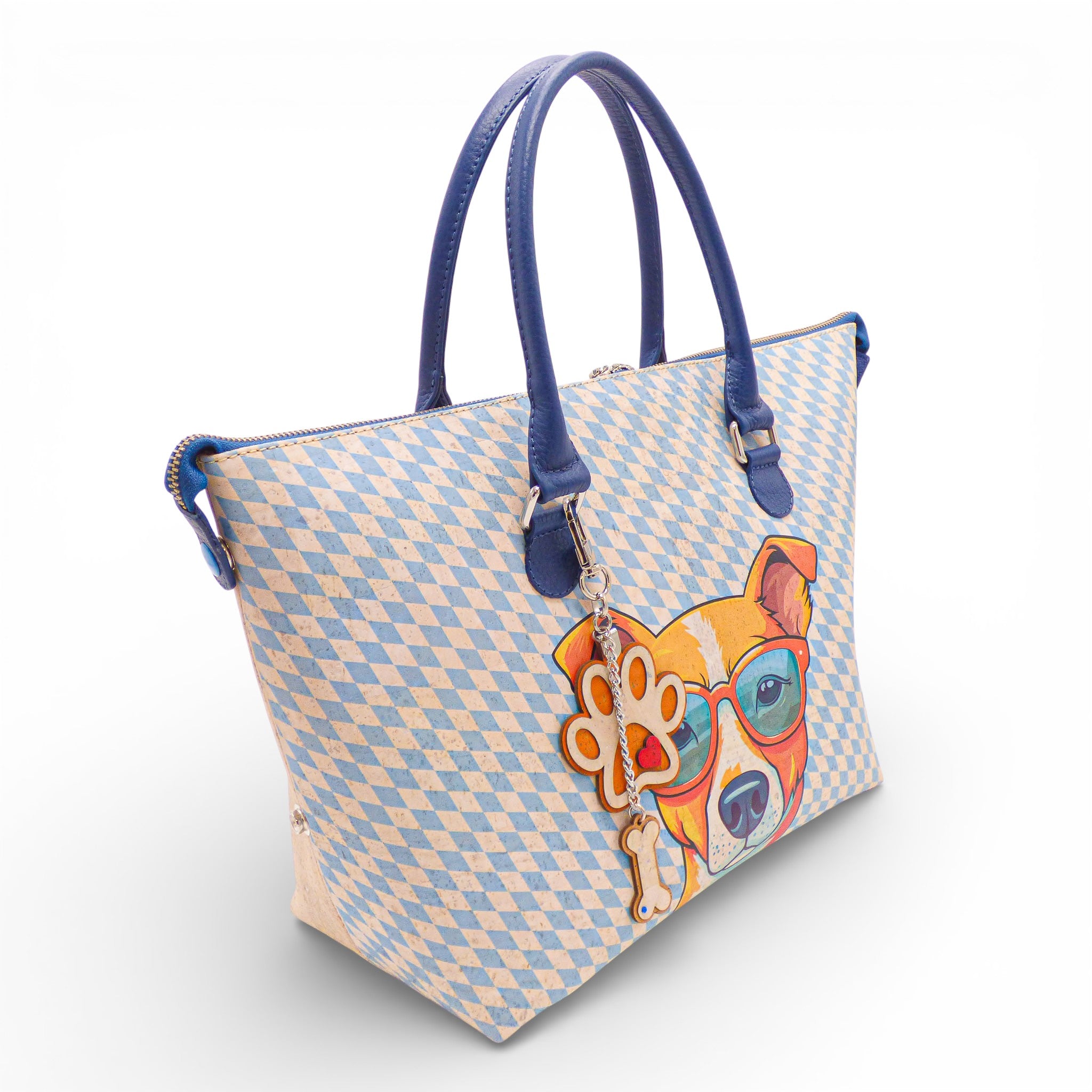 Trois-quarts d'un sac en liège motif losange bleu, chien à lunettes — Artipel, Portugal