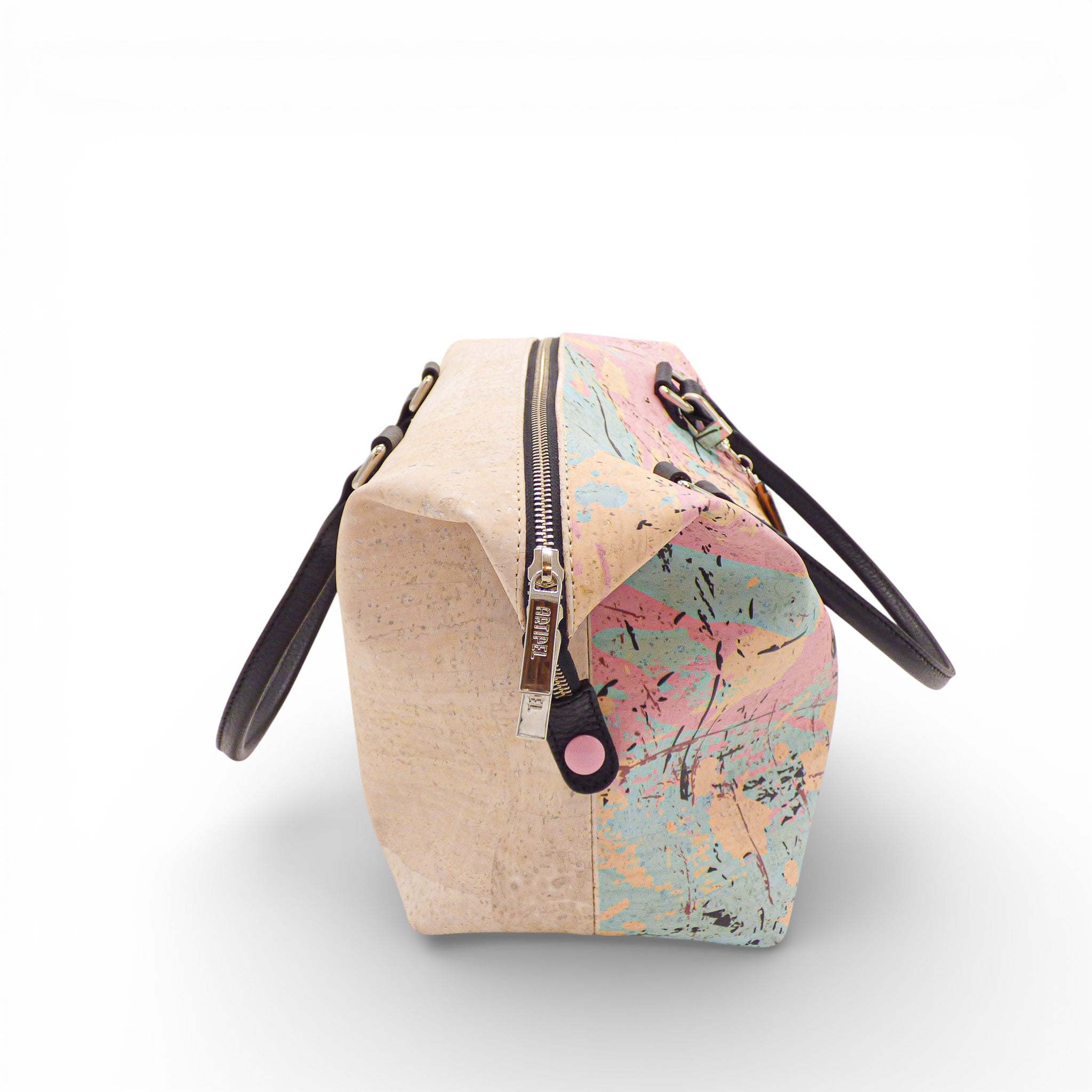 Profil zippé d'un sac boston en liège imprimé pastel — Artipel, tirette logotée, Portugal