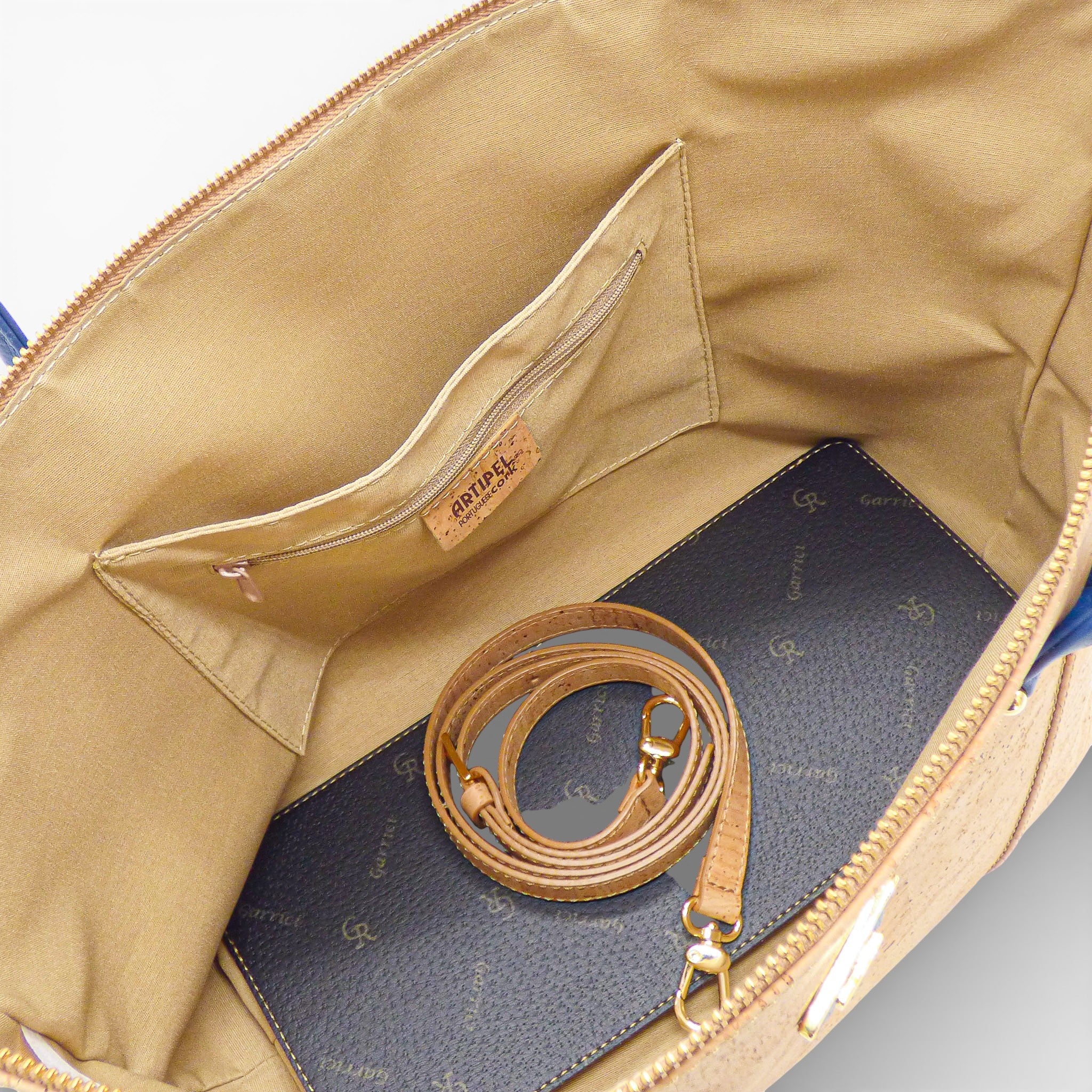 Intérieur du sac Artipel en liège — doublure beige, poche zippée, bandoulière amovible, Portugal