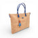 Sac modulable en liège naturel de trois-quarts — Artipel, anses bleues, breloque poupée, Portugal