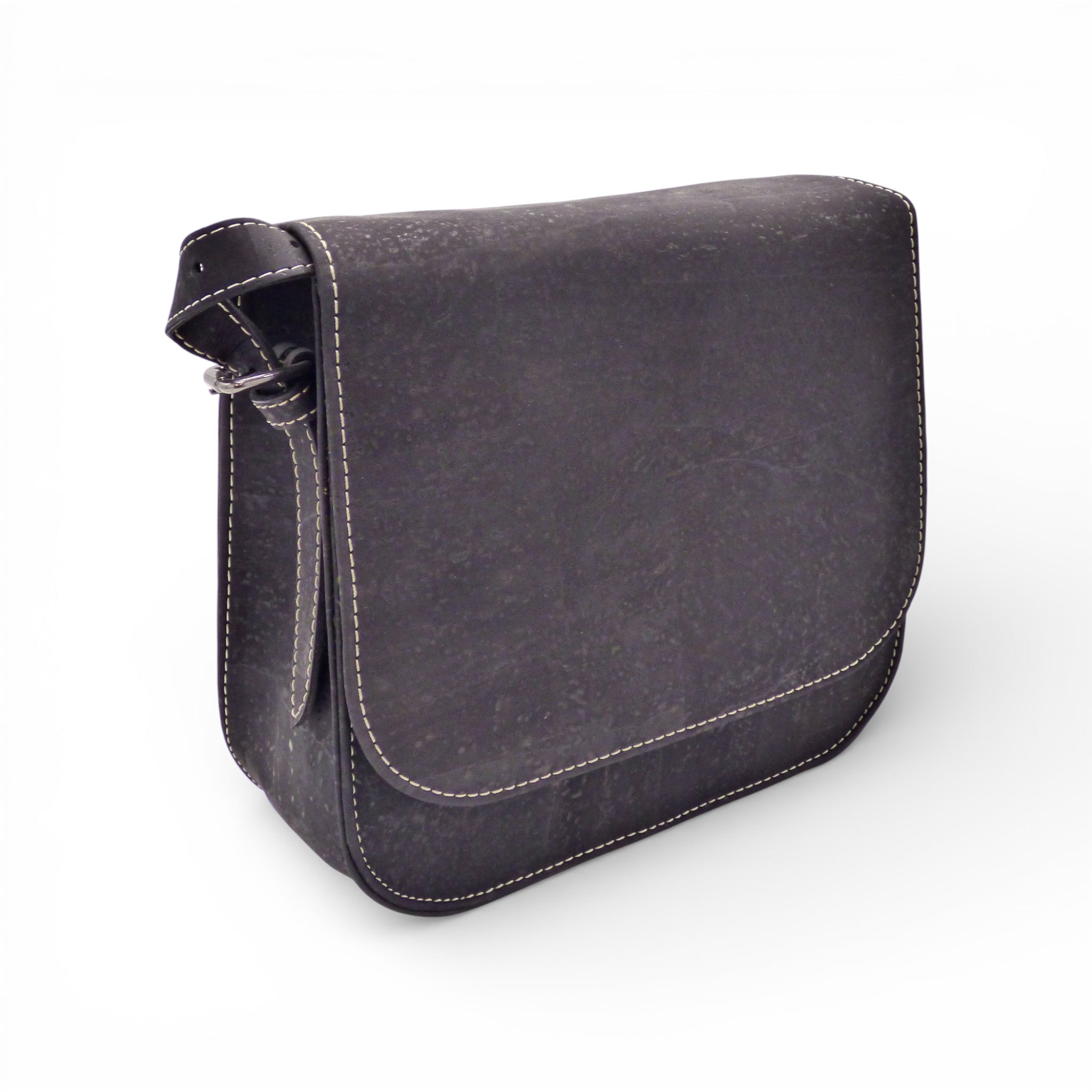 Sac bandoulière en liège noir Marla Pais avec poche arrière zippée, style chic et fabrication artisanale portugaise.