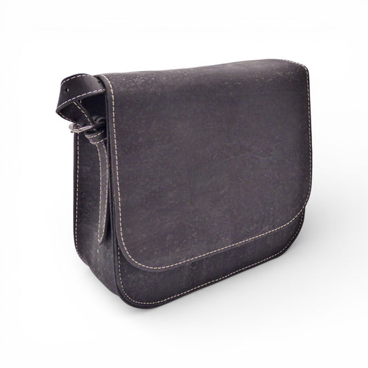 Sac bandoulière en liège noir Marla Pais avec poche arrière zippée, style chic et fabrication artisanale portugaise.