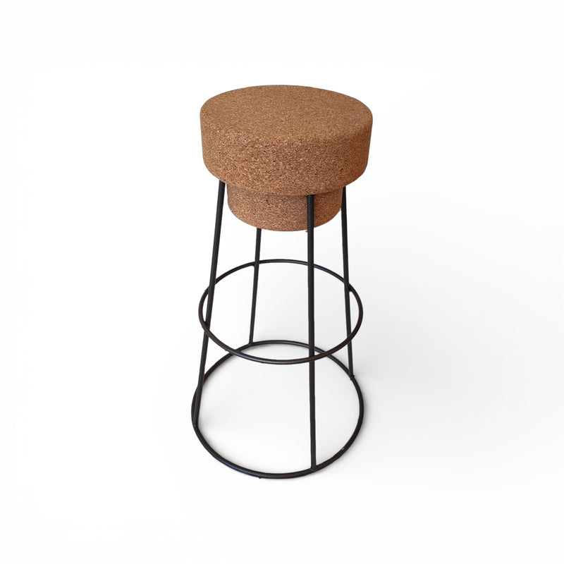 Tabouret de bar assise liège forme bouchon — Viking Muselet, piètement métal noir, Portugal