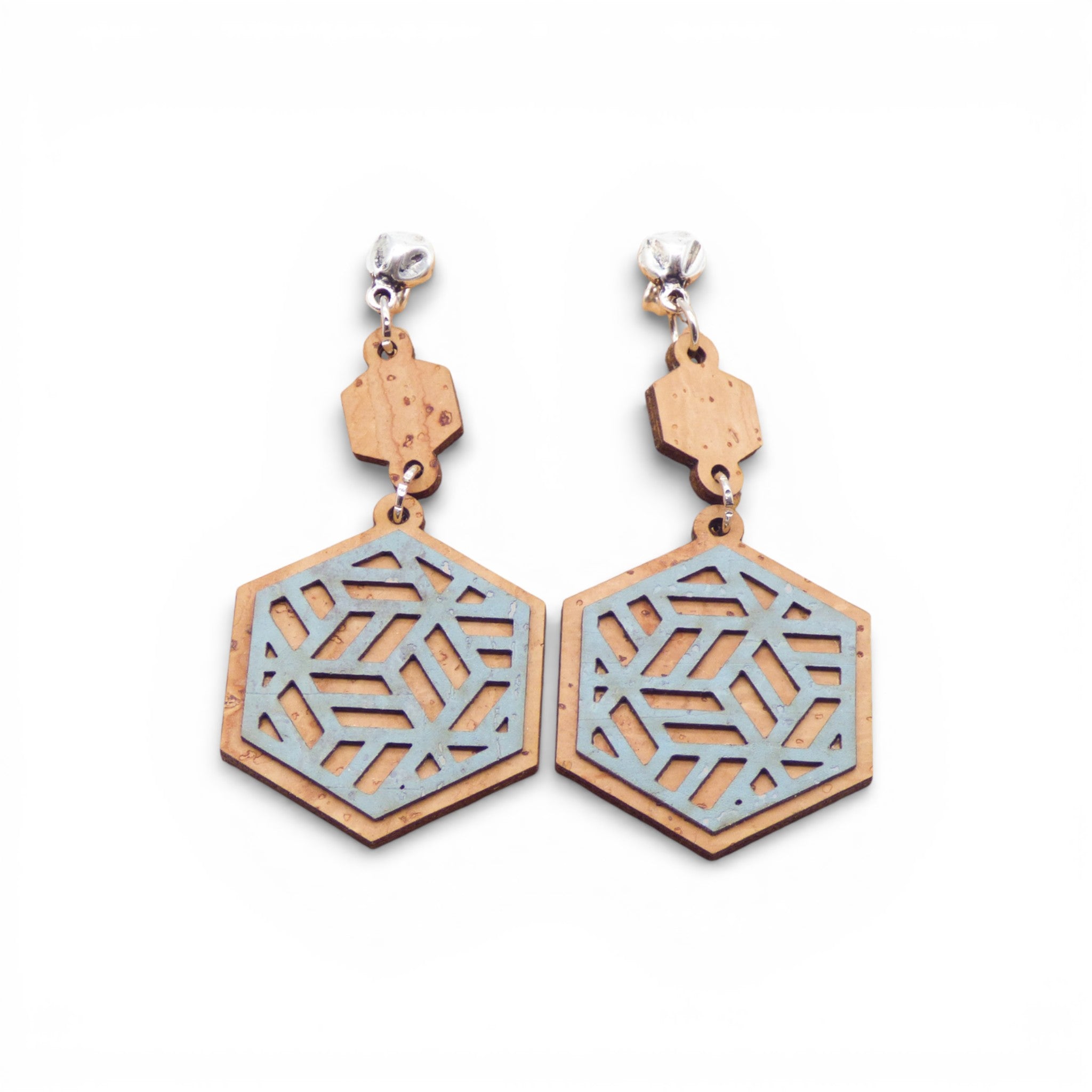 Boucles d'oreilles hexagone ajouré bleu gris en liège, de face — Artipel, Portugal