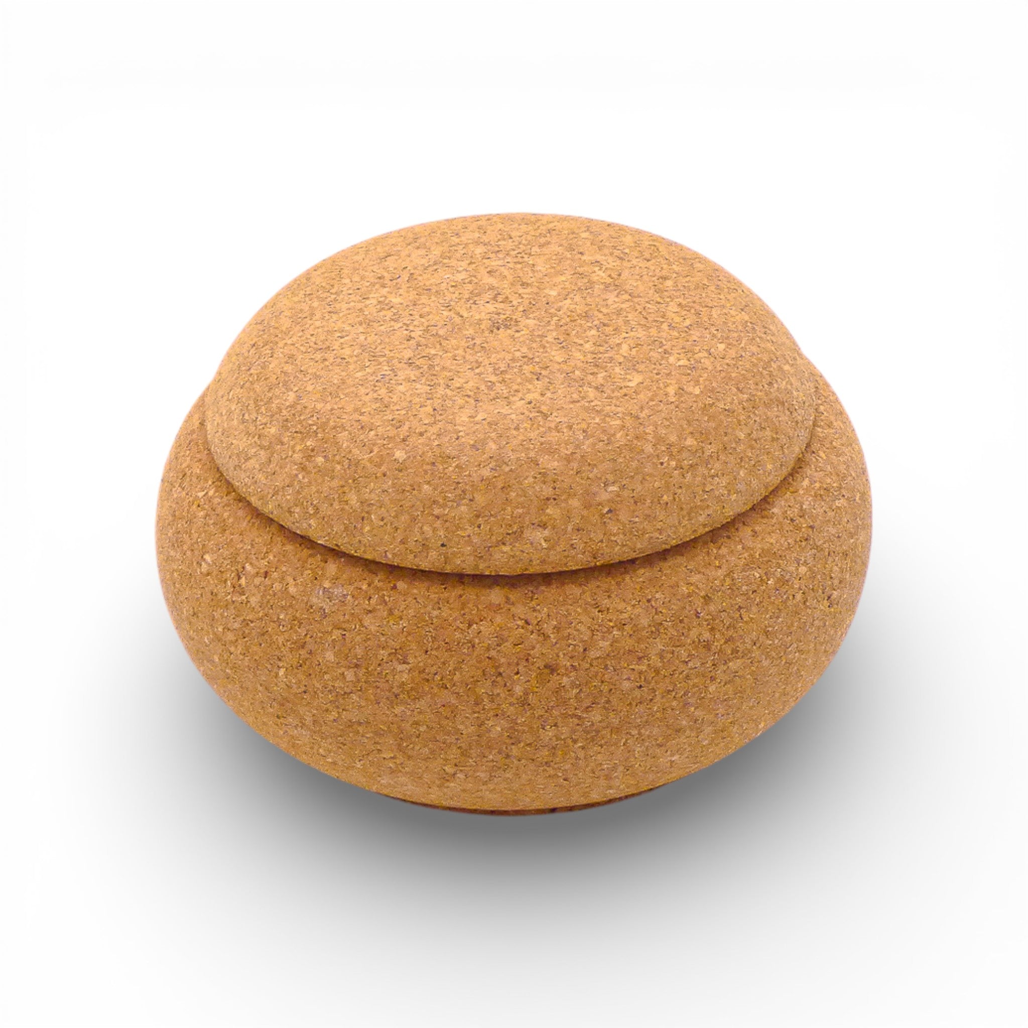 Petite boîte de rangement en liège en forme de galet de la marque Valoris, vue de dessus sur fond neutre.