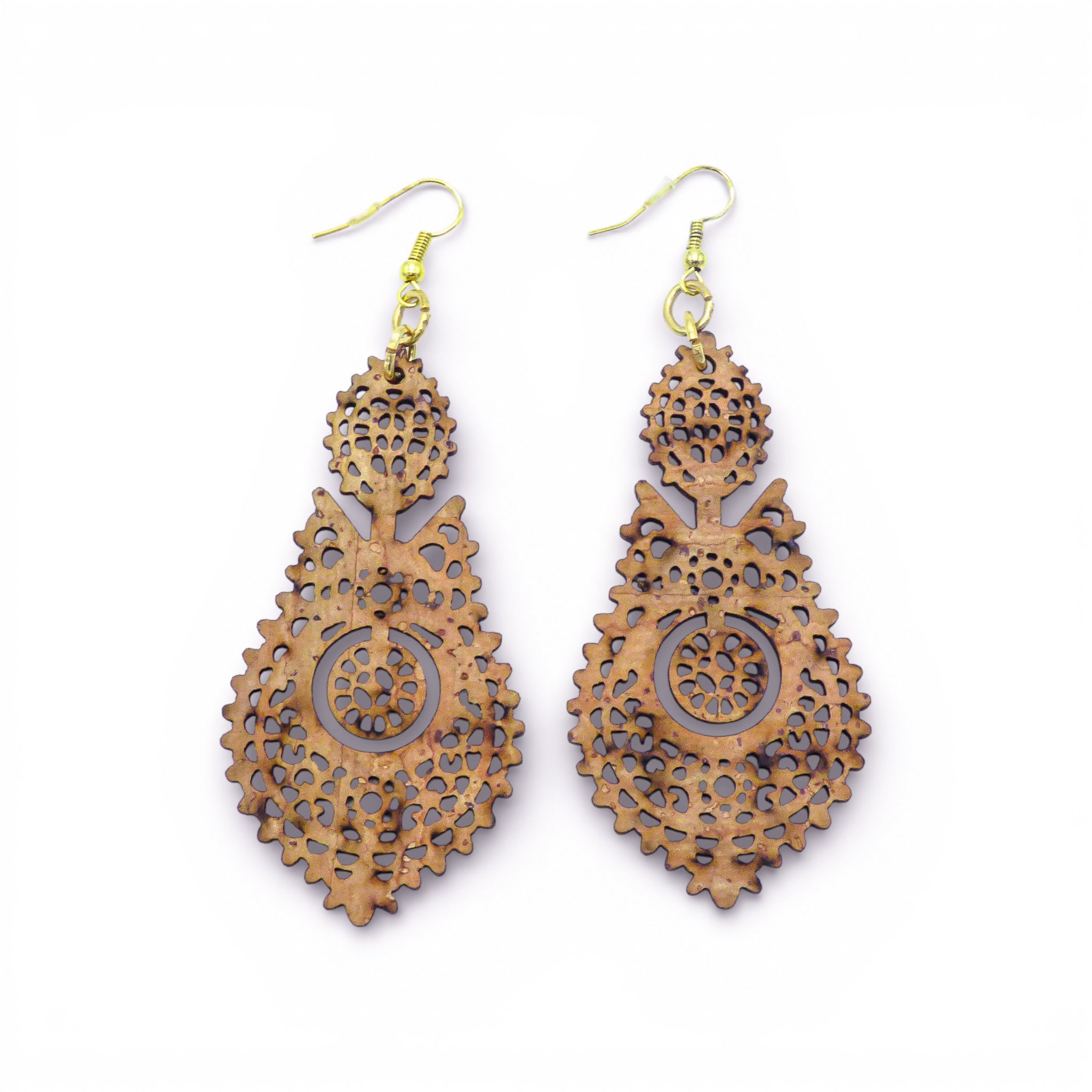 Boucles d'oreilles "Arabesques Naturelles" en forme de cœur, créées par Artipel, avec des motifs délicats et élégants.