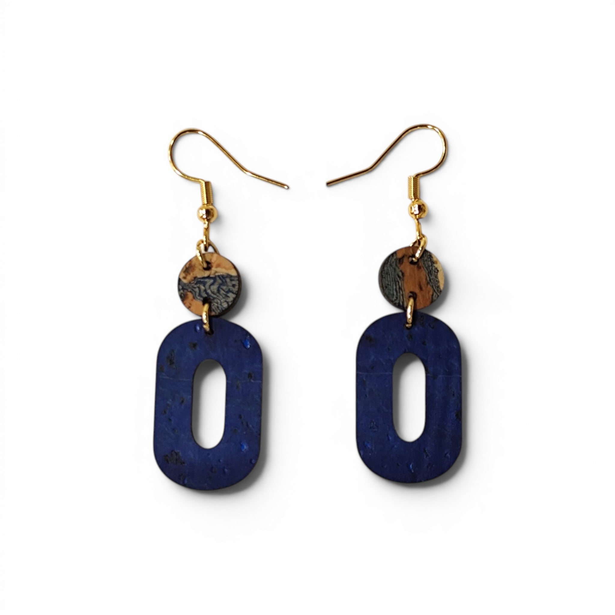 Boucles d'oreilles pendantes en liège bleu nuit, forme ovale ajourée et crochets dorés