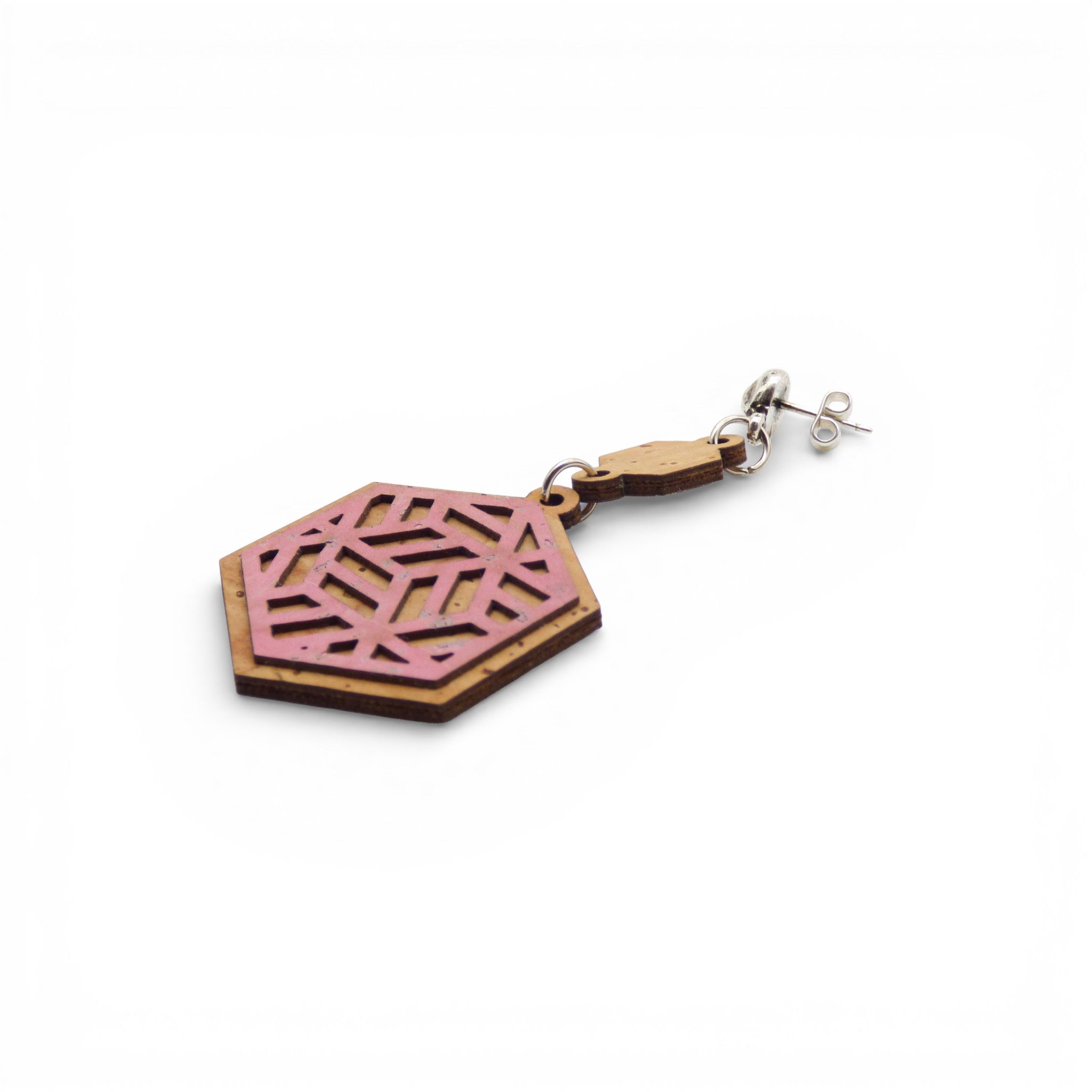 Boucle d'oreille hexagone ajouré rose en liège, en angle — Artipel, Portugal