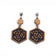 Boucles d'oreilles hexagone ajouré noir sur liège naturel, de face — Artipel, Portugal