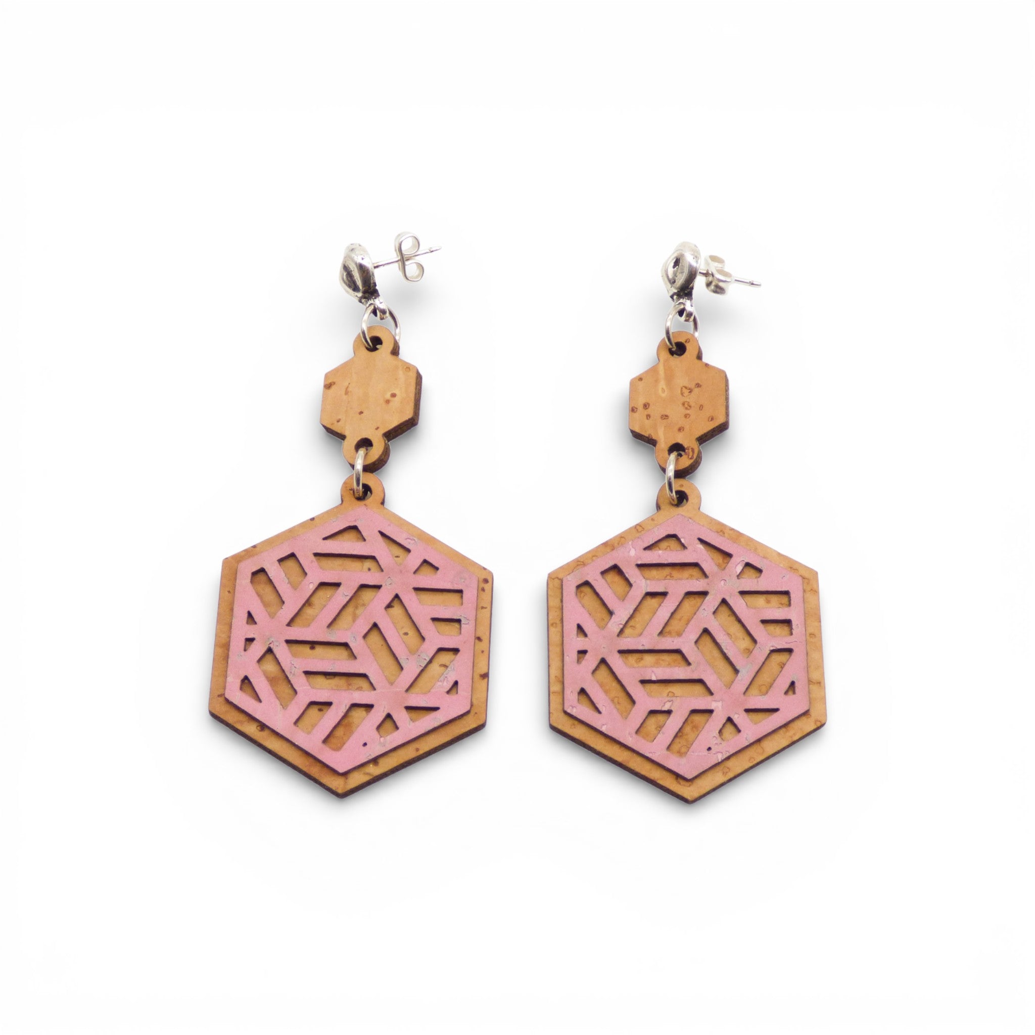 Boucles d'oreilles hexagone ajouré rose en liège, de face — Artipel, Portugal