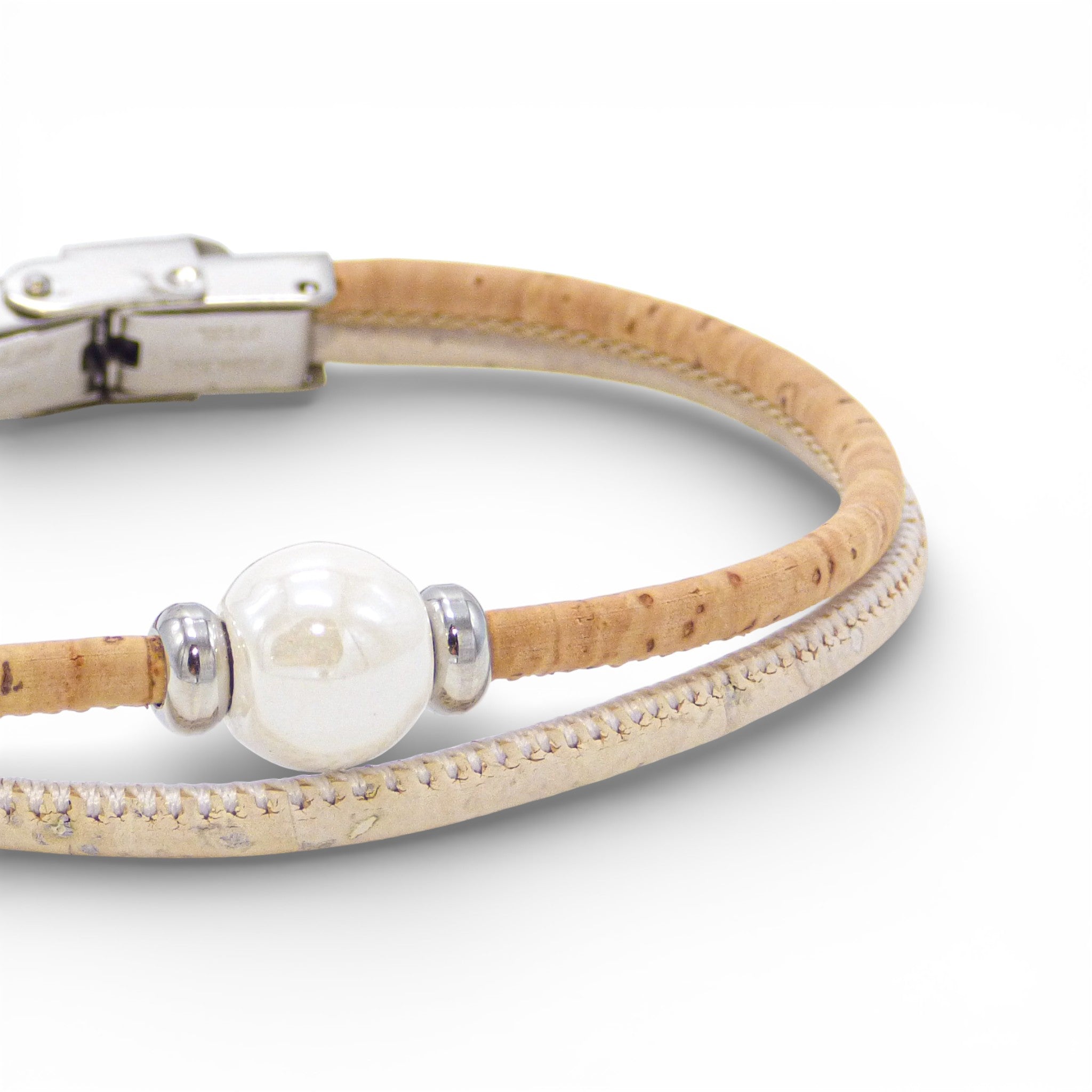 Gros plan sur la perle nacrée blanche d'un bracelet en liège naturel — Cork Colors, Portugal