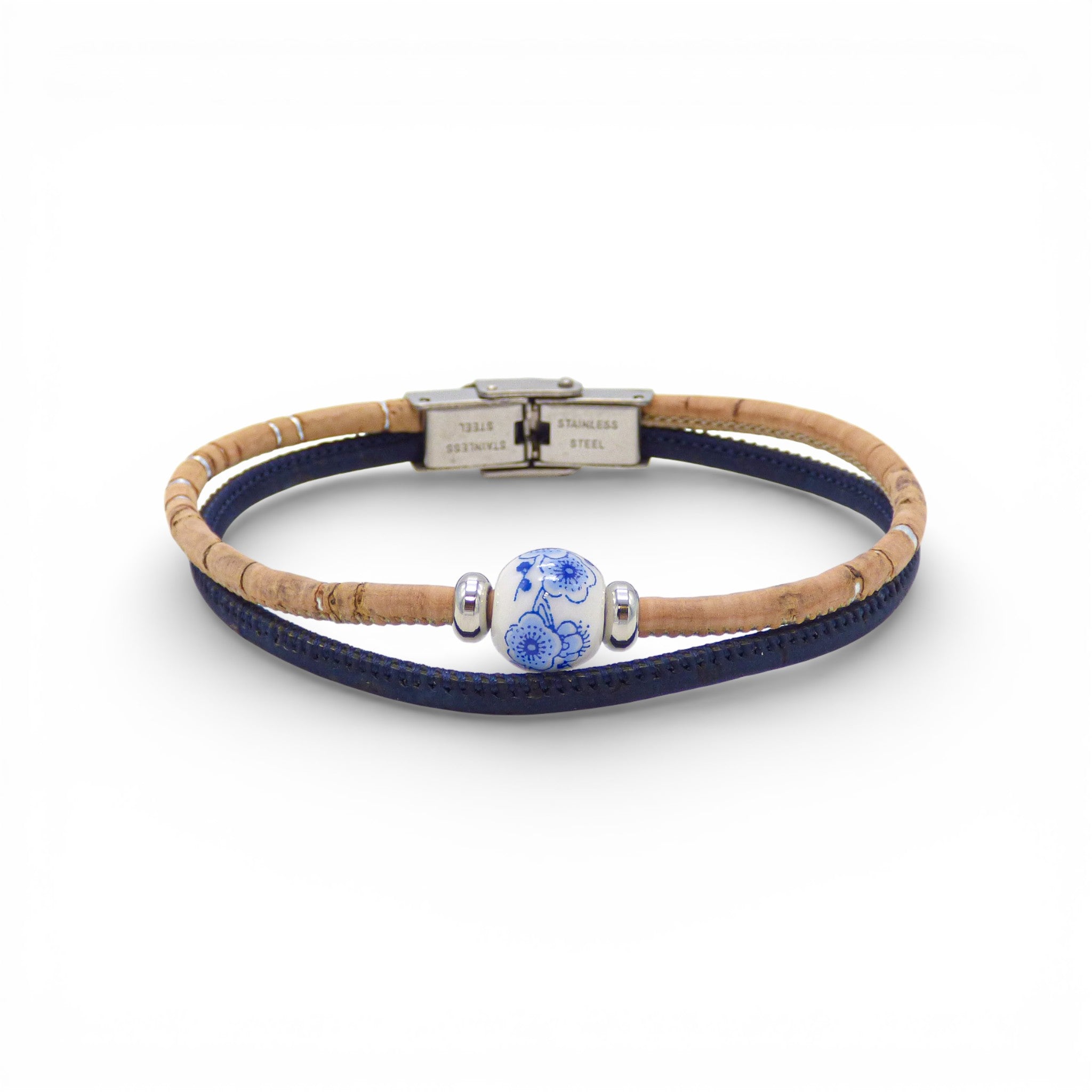 Bracelet duo en liège bleu et naturel, perle céramique à fleurs bleues — Cork Colors, Portugal