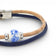 Gros plan sur la perle céramique à fleurs bleues d'un bracelet en liège — Cork Colors, Portugal