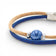 Gros plan sur la perle céramique bleue d'un bracelet en liège — Cork Colors, fermoir acier, Portugal