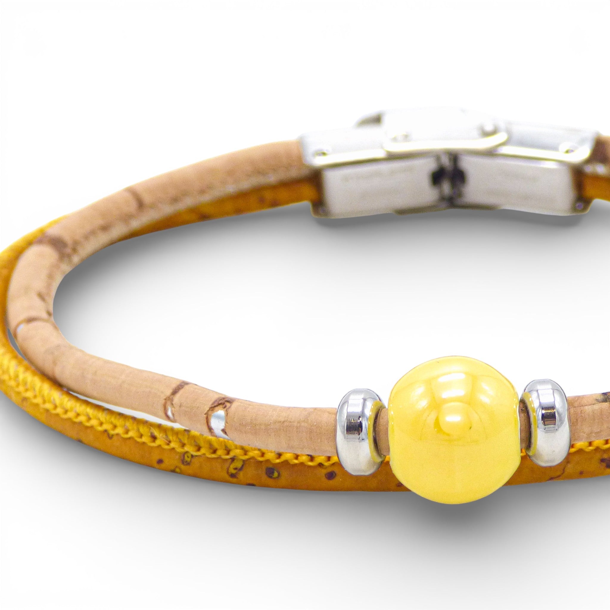 Gros plan sur la perle céramique jaune d'un bracelet en liège jaune — Cork Colors, Portugal
