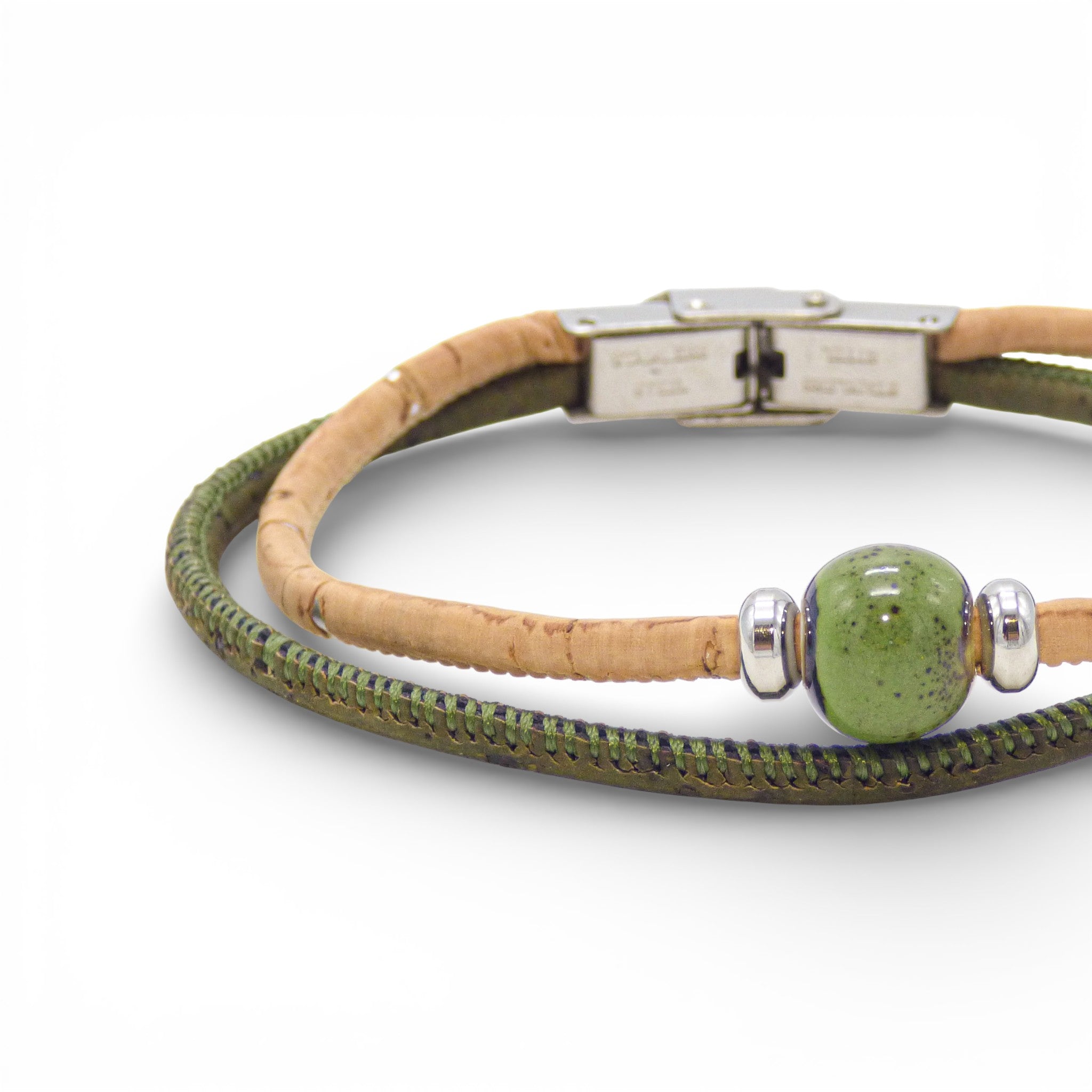Gros plan sur la perle céramique verte du bracelet en liège — Cork Colors, rondelles argent, Portugal