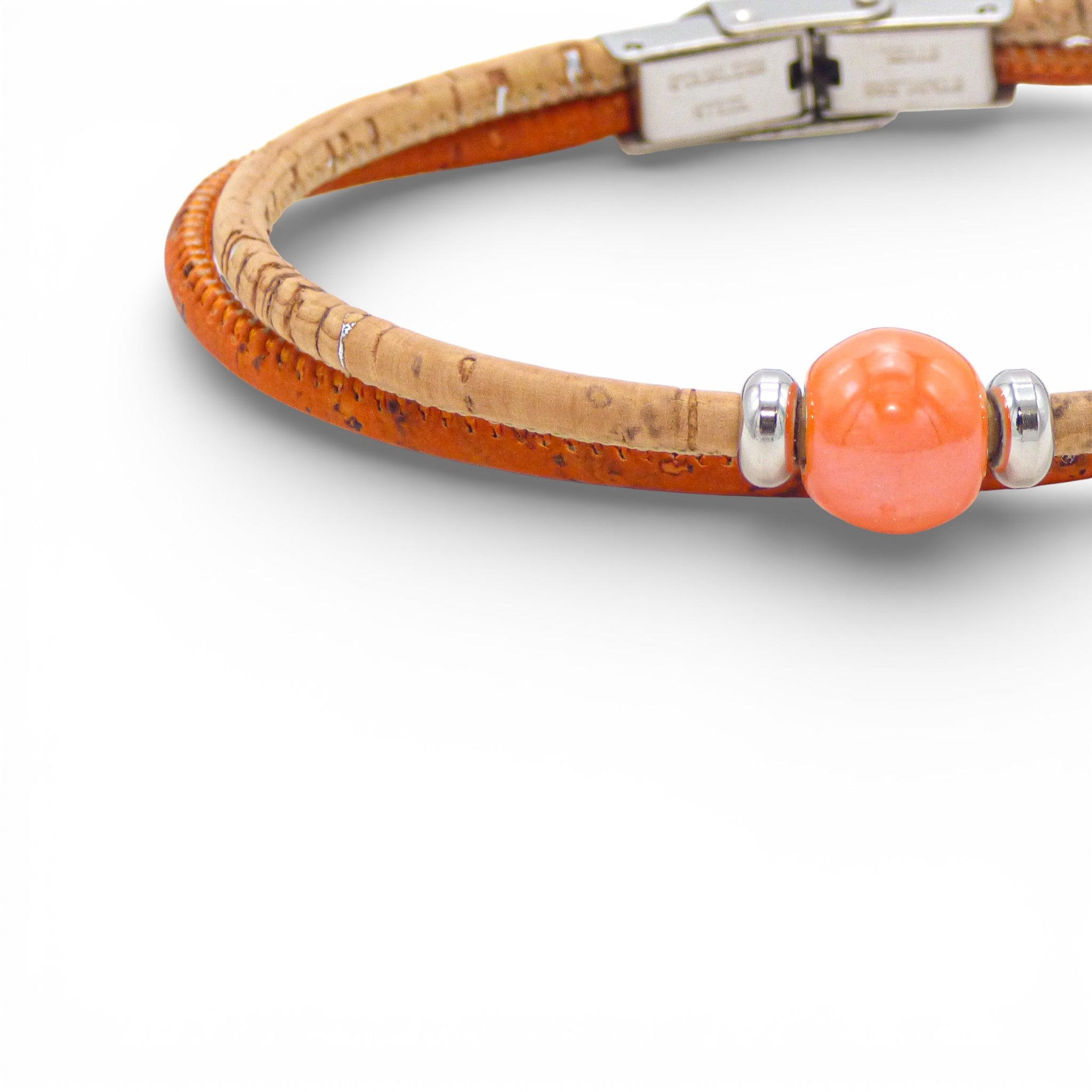 Gros plan sur la perle céramique orange du bracelet en liège — Cork Colors, rondelles argent, Portugal