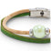 Gros plan sur la perle céramique vert clair du bracelet en liège — Cork Colors, cordon vert, Portugal