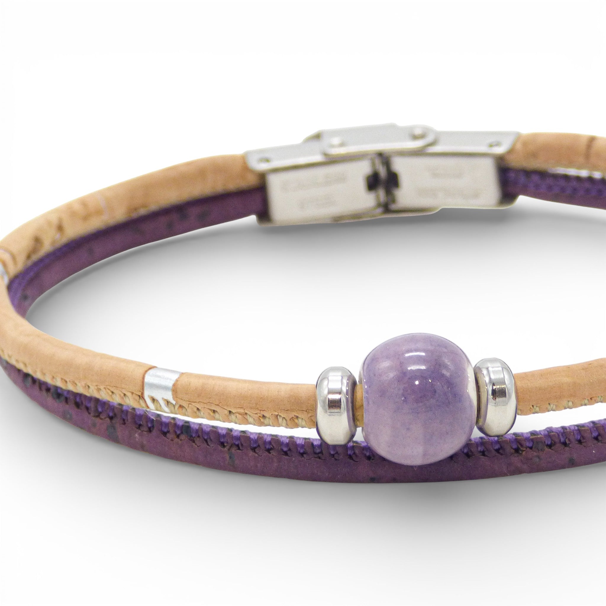 Gros plan sur la perle céramique violette du bracelet en liège — Cork Colors, rondelles argent, Portugal